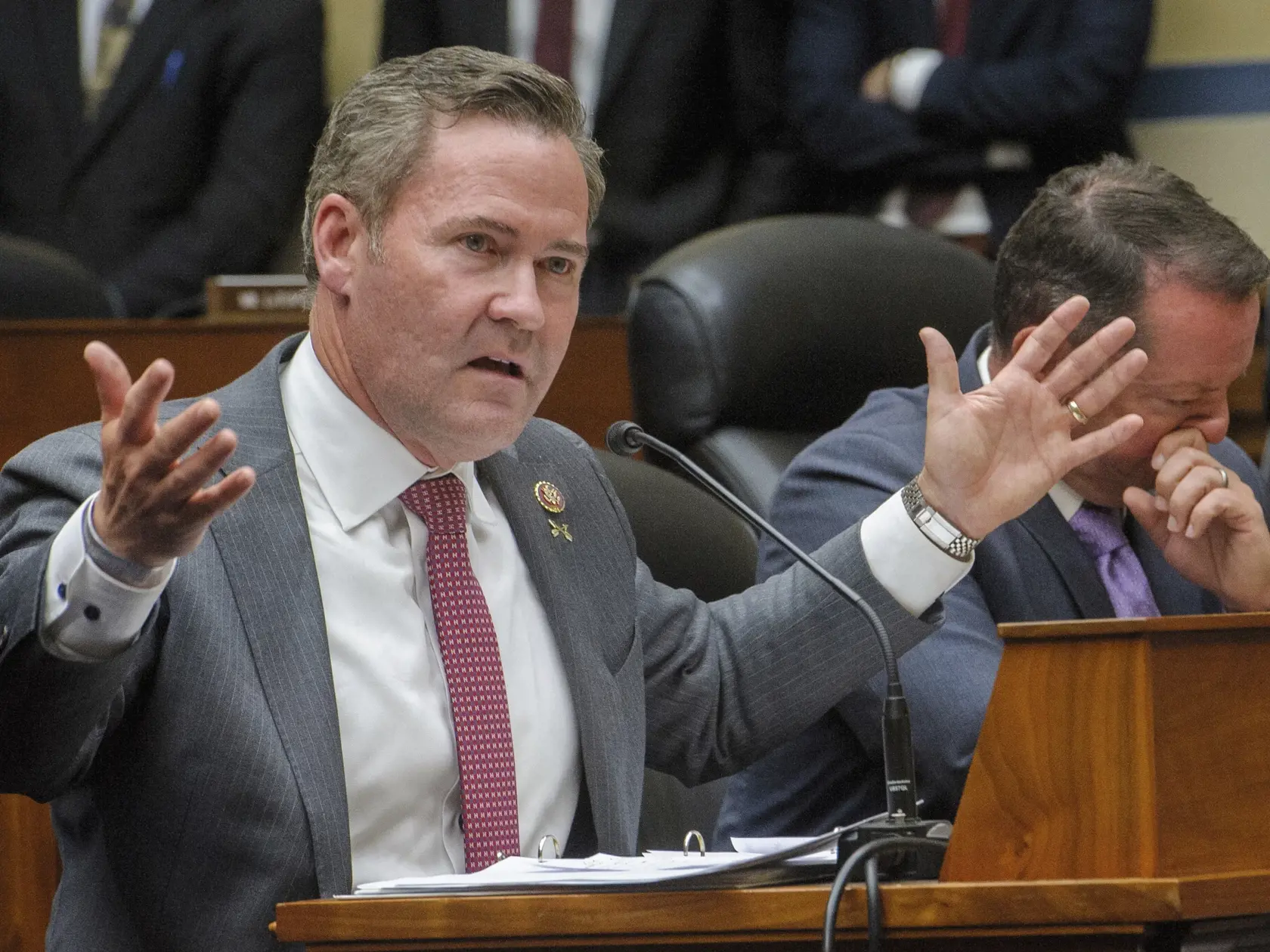 Na archívnej snímke z 22. júla 2024 republikánsky kongresman Mike Waltz gestikuluje vo Washingtone.