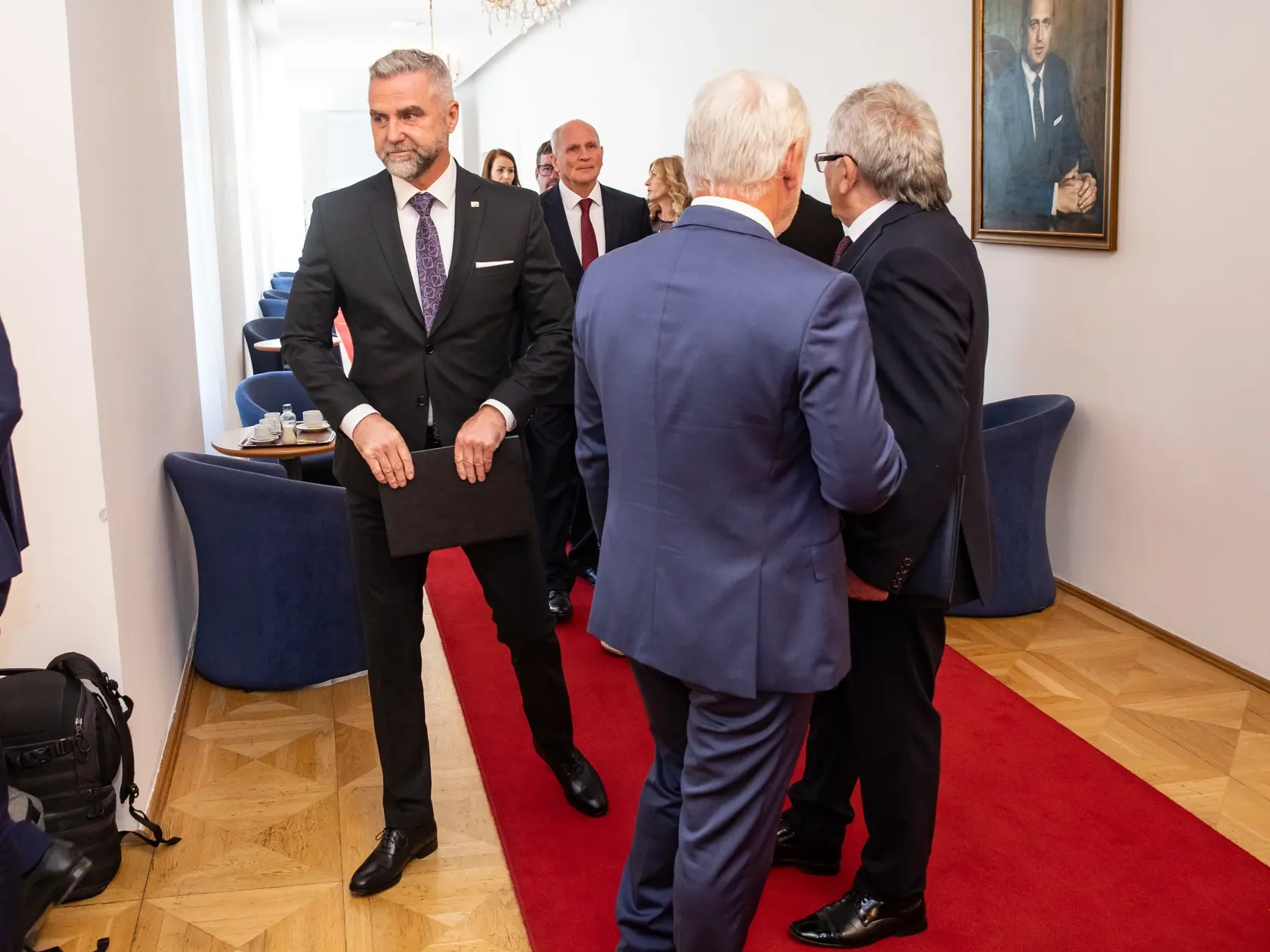 Tibor Gašpar si takto preberal osvedčenie o zvolení do Národnej rady.