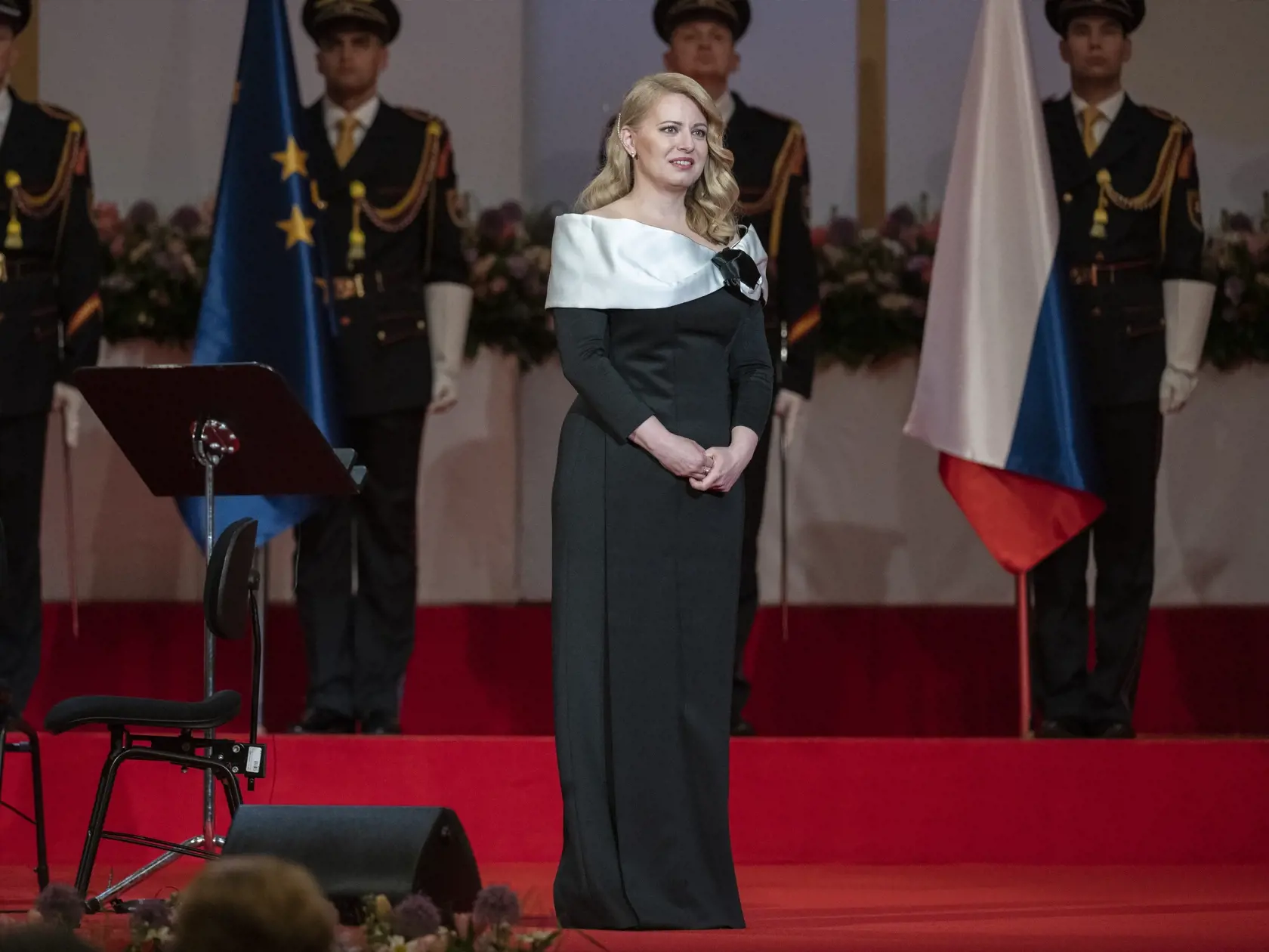 Prezidentka SR Zuzana Čaputová ocenila 25 osobností spoločenského, kultúrneho a športového života, z toho šesť in memoriam. Hlava štátu bola vystavená kritike za výber troch osôb.
