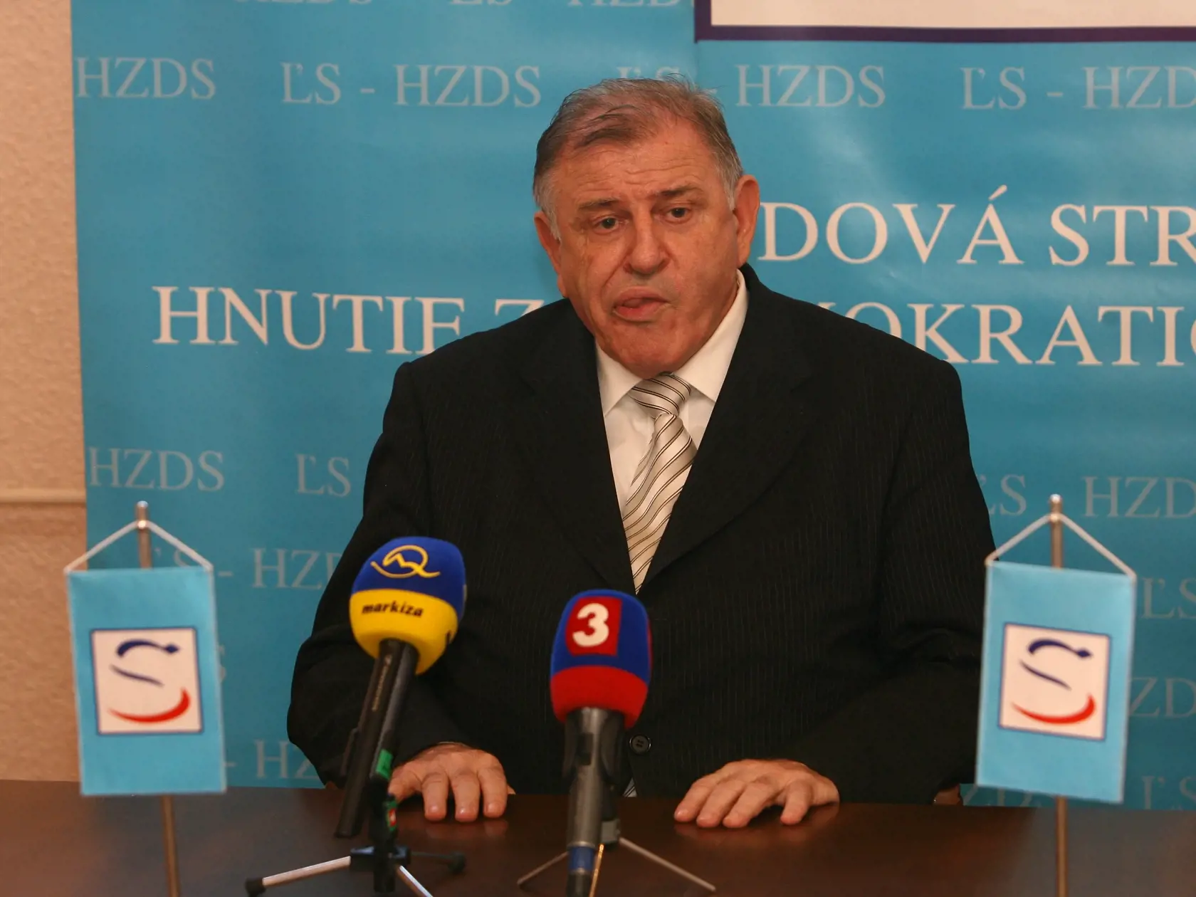 Politik nemal problém fyzicky napadnúť aj novinárov ak mu položili podľa neho nie príliš vhodnú otázku.