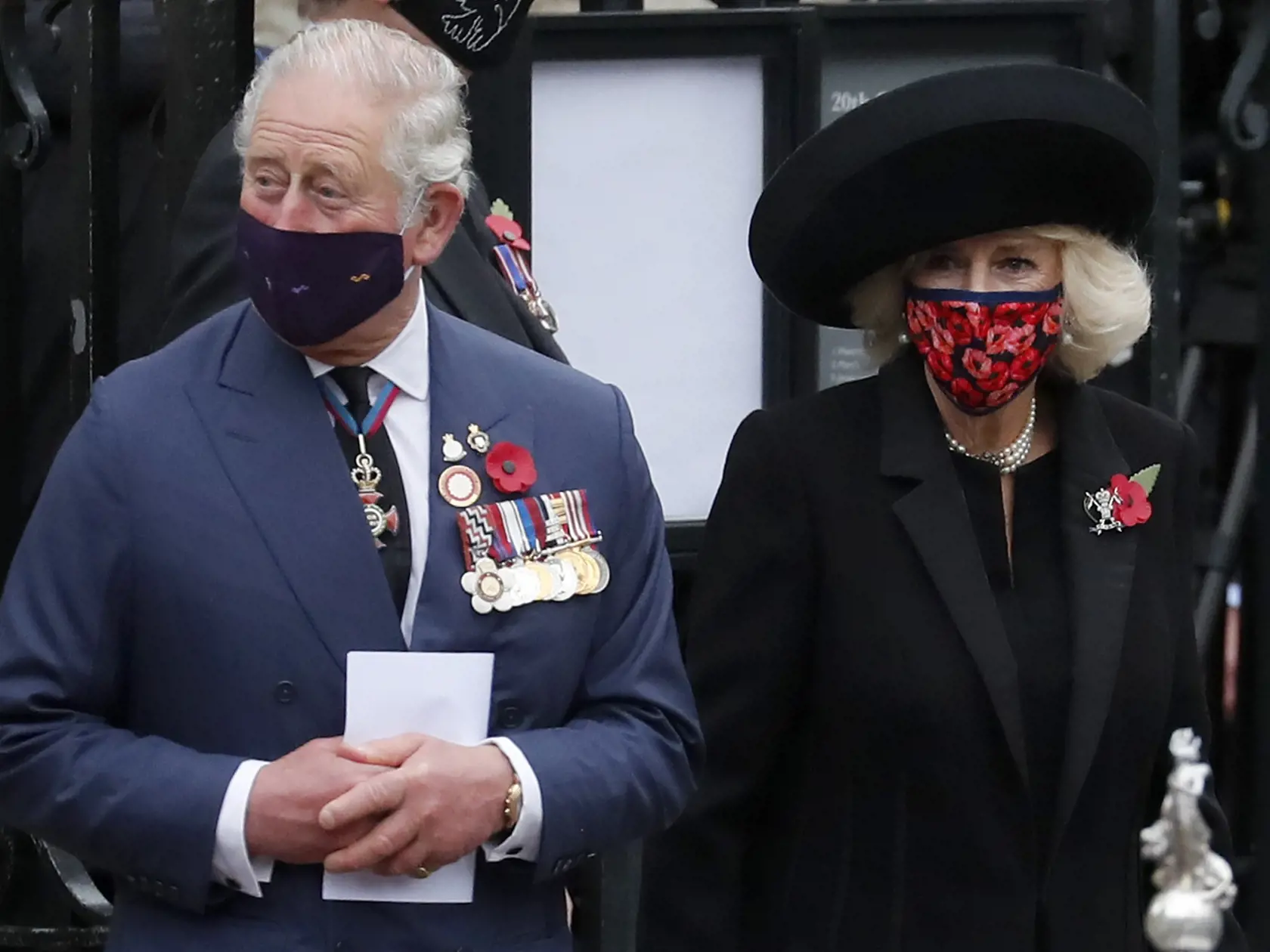 Princ Charles a Camilla, vojvodkyňa z Cornwallu, na spomienkovej slávnosti venovanej obetiam prvej svetovej vojny 11. novembra 2020.