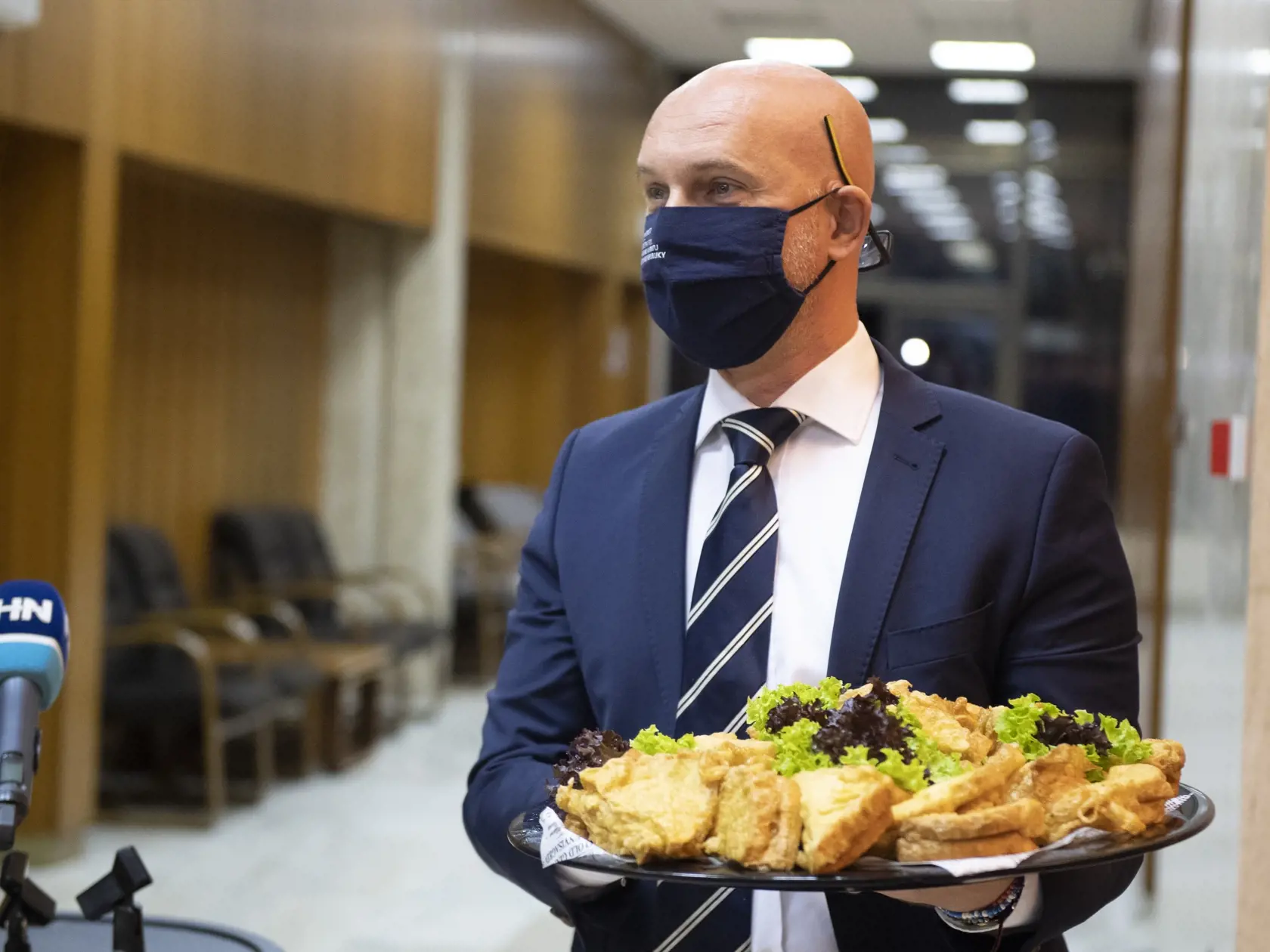 Na snímke minister školstva Branislav Gröhling (SaS) prináša pre kolegov raňajkové chleby vo vajíčku na rokovanie vlády SR v Bratislave v stredu 7. októbra 2020. FOTo TASR - Pavel Neubauer