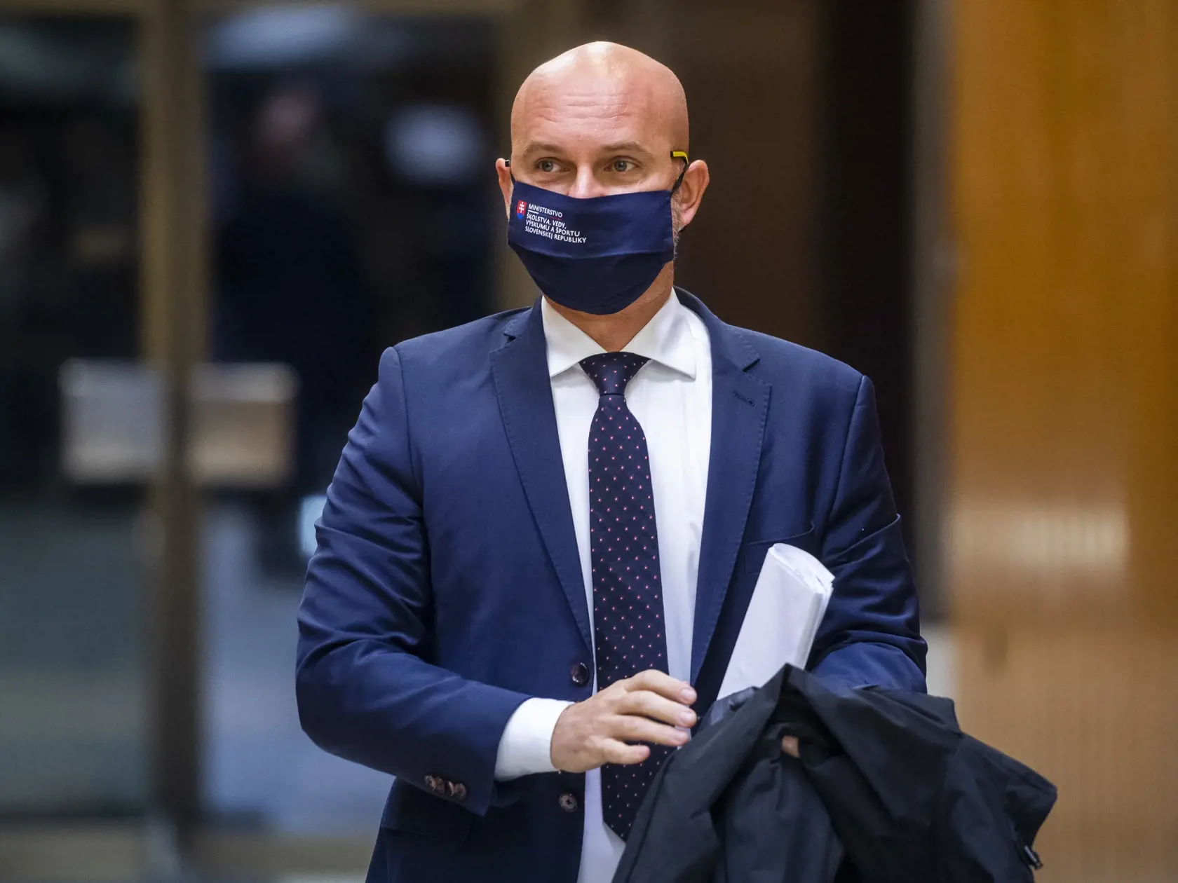 Na snímke minister školstva, vedy, výskumu a športu SR Branislav Gröhling (SaS) prichádza na 43. rokovanie vlády SR v Bratislave 14. októbra 2020. FOTO TASR - Jaroslav Novák