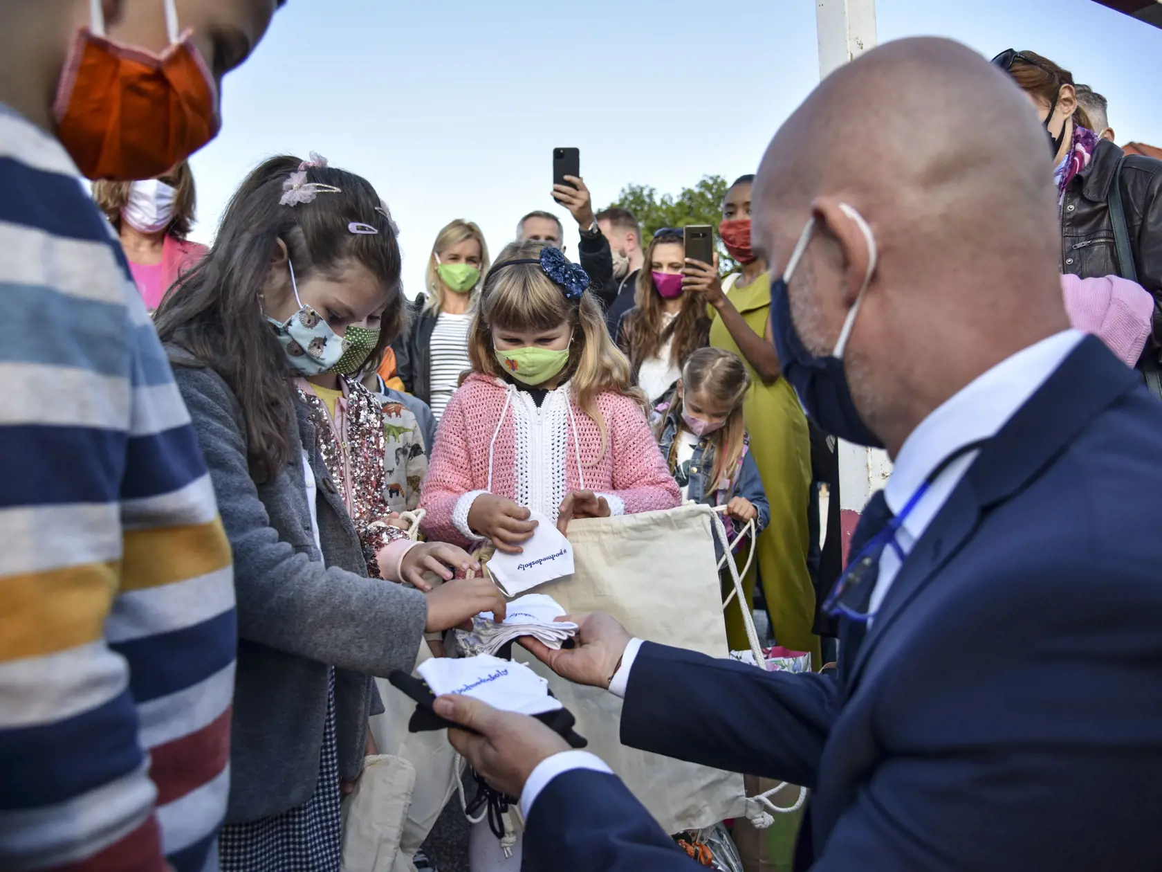Na snímke minister školstva, vedy, výskumu a športu SR Branislav Gröhling rozdáva žiakom ochranné rúška počas slávnostného otvorenia školského roka 2020 - 2021 na Základnej škole kpt. Jána Nálepku v Stupave 2. septembra 2020. FOTO TASR - Pavol Zachar