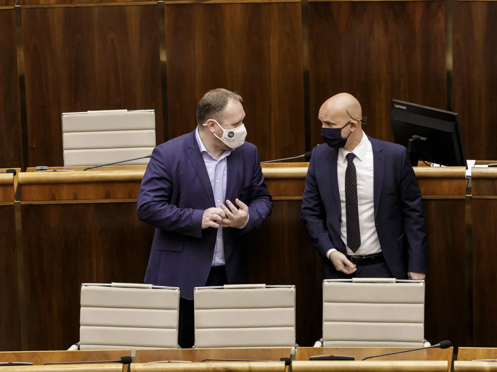 Na snímke sprava minister školstva, vedy, výskumu a športu SR Branislav Gröhling a poslanec Richard Vašečka (OĽaNO) počas 16. schôdze NR SR v Bratislave 3. novembra 2020. FOTO TASR – Dano Veselský