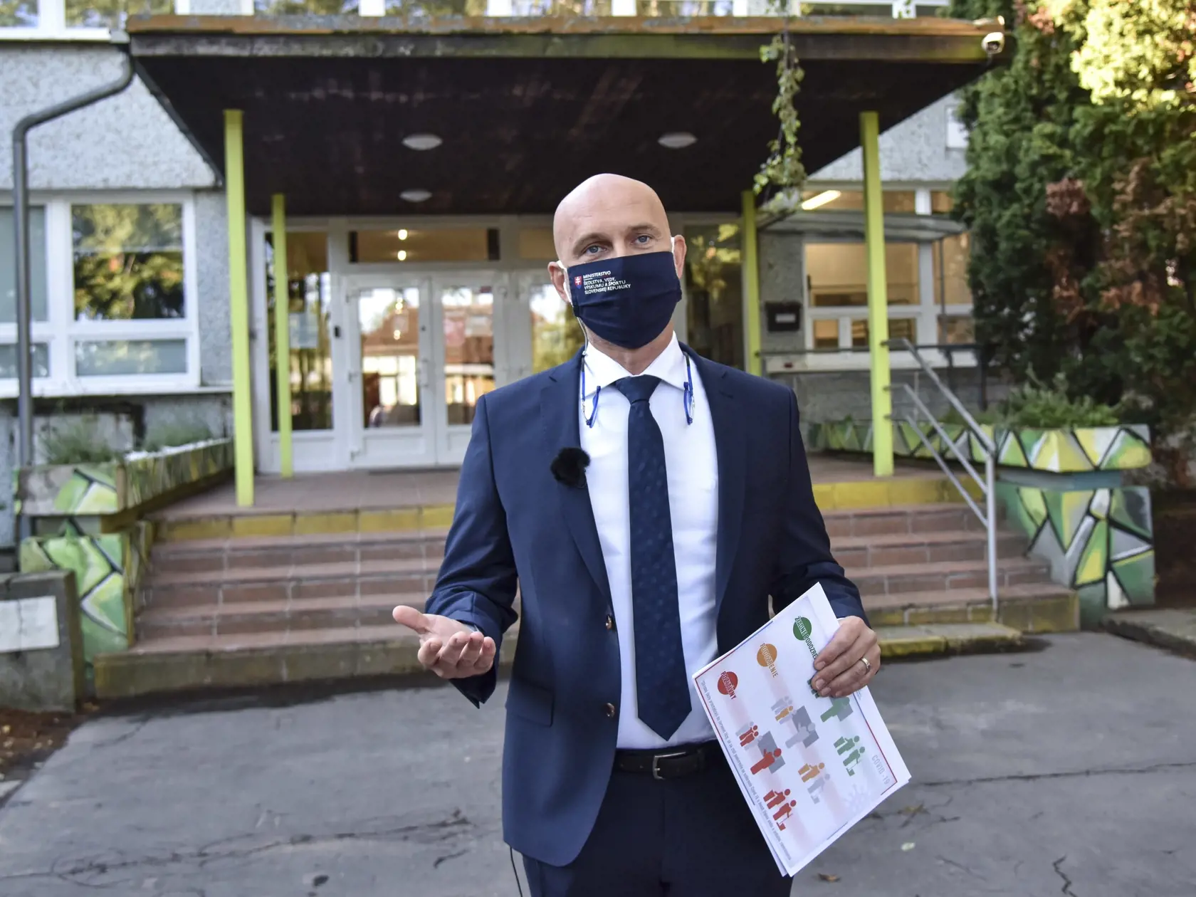 Na snímke minister školstva, vedy, výskumu a športu SR Branislav Gröhling počas slávnostného otvorenia školského roka 2020 - 2021 na Základnej škole kpt. Jána Nálepku v Stupave 2. septembra 2020. FOTO TASR - Pavol Zachar
