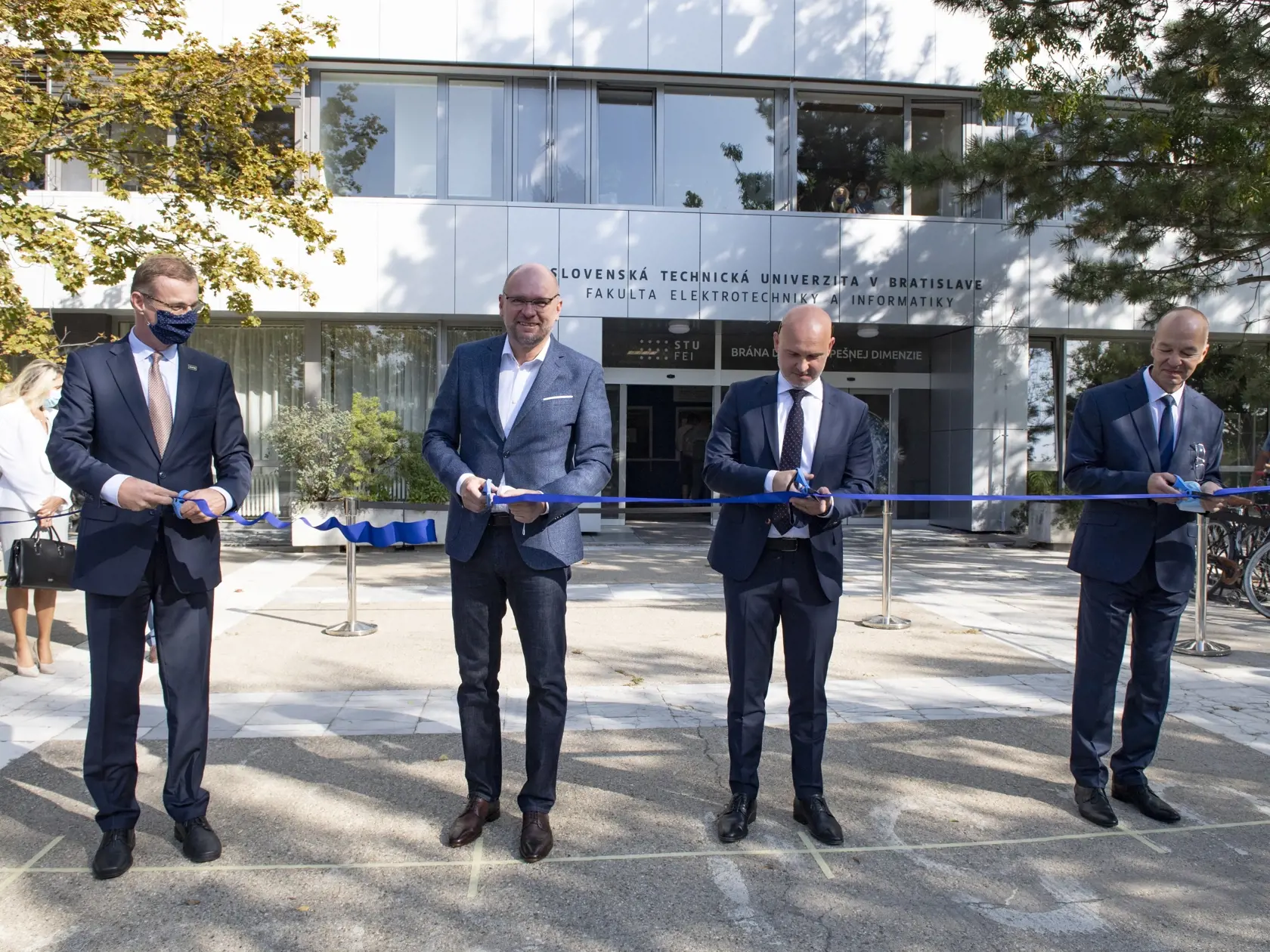 Na snímke zľava rektor STU Miroslav Fikar, minister hospodárstva SR, prvý podpredseda vlády pre ekonomiku Richard Sulík, minister školstva SR Branislav Gröhling a dekan Fakulty elektrotechniky a informatiky STU  Miloš Oravec počas slávnostného strihania pásky po revitalizácii (zateplenia budovy a výmena okien) a pri otvorení akademického roka v Bratislave 21. septembra 2020. FOTO TASR - Pavel Neubauer