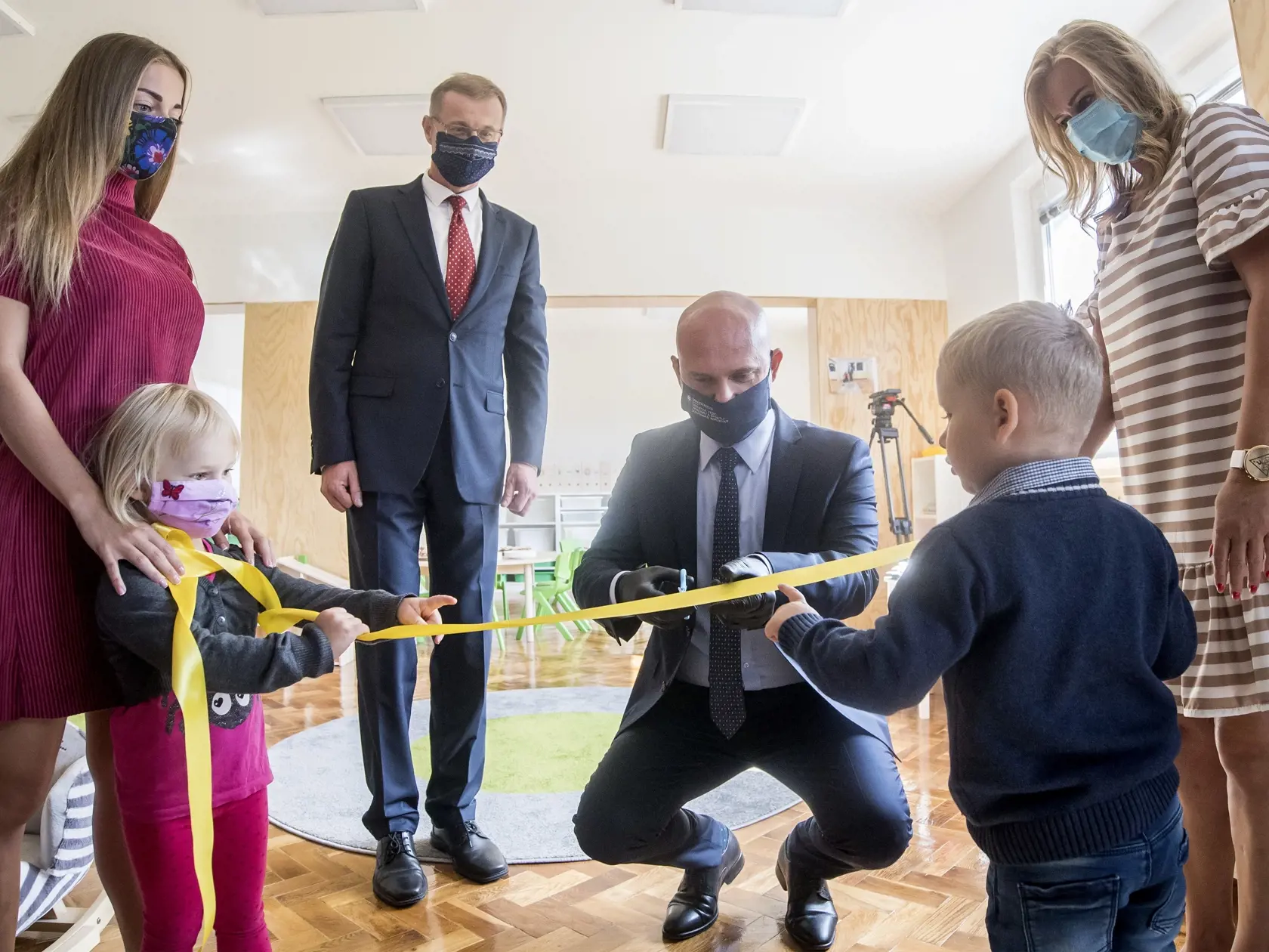Na Bernolákovej ulici v Bratislave otvorili prvú univerzitnú materskú školu na Slovensku s názvom STUbáčik. Na snímke vpravo minister školstva, vedy, výskumu a športu  SR Branislav Gröhling (SaS) a vľavo rektor Univerzity STU Miroslav Fikar počas slávnostného prestrihnutia pásky 7. septembra 2020. FOTO TASR - Martin Baumann	

          
