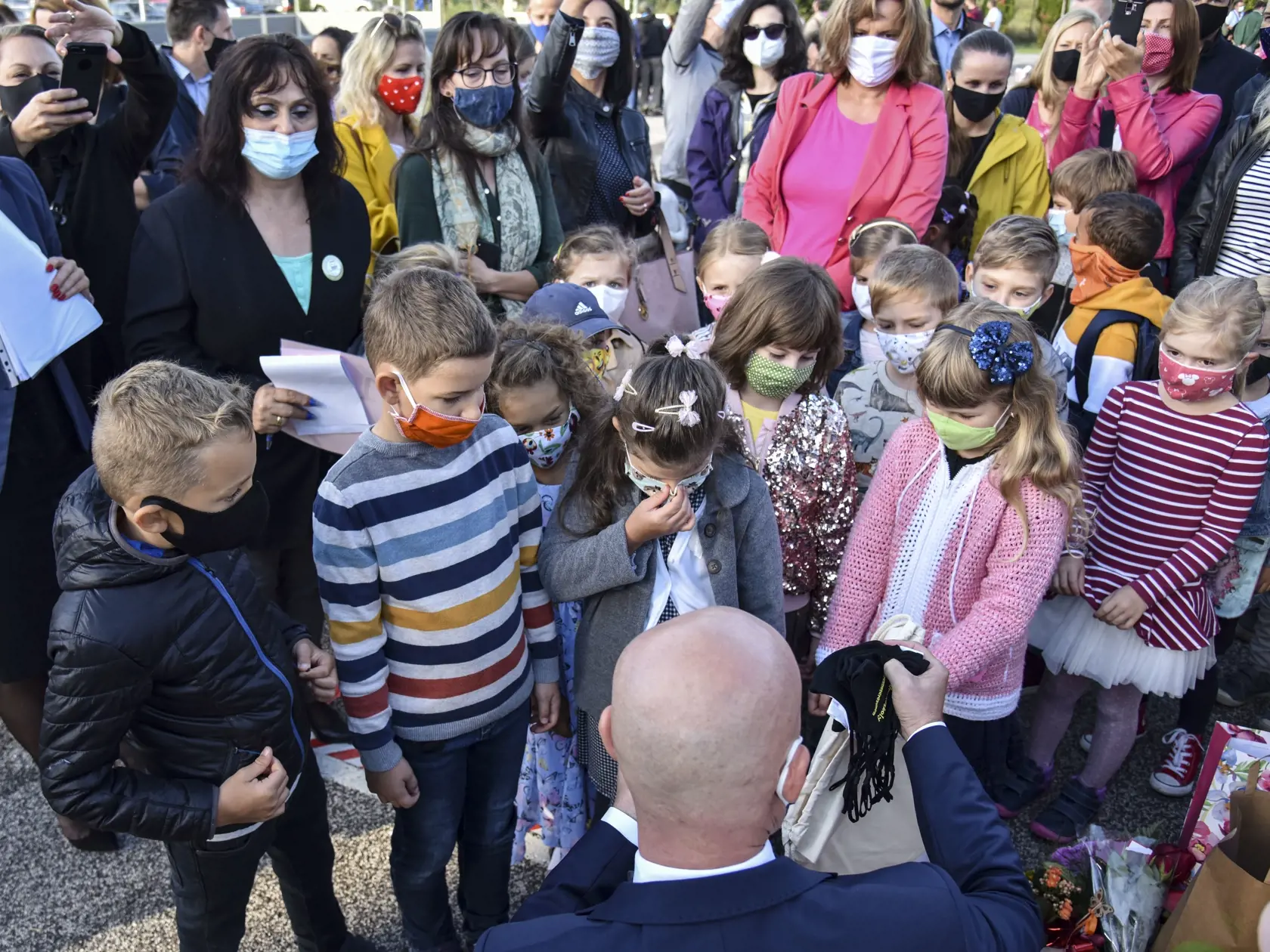 Na snímke minister školstva, vedy, výskumu a športu SR Branislav Gröhling rozdáva žiakom ochranné rúška počas slávnostného otvorenia školského roka 2020 - 2021 na Základnej škole kpt. Jána Nálepku v Stupave 2. septembra 2020. FOTO TASR - Pavol Zachar