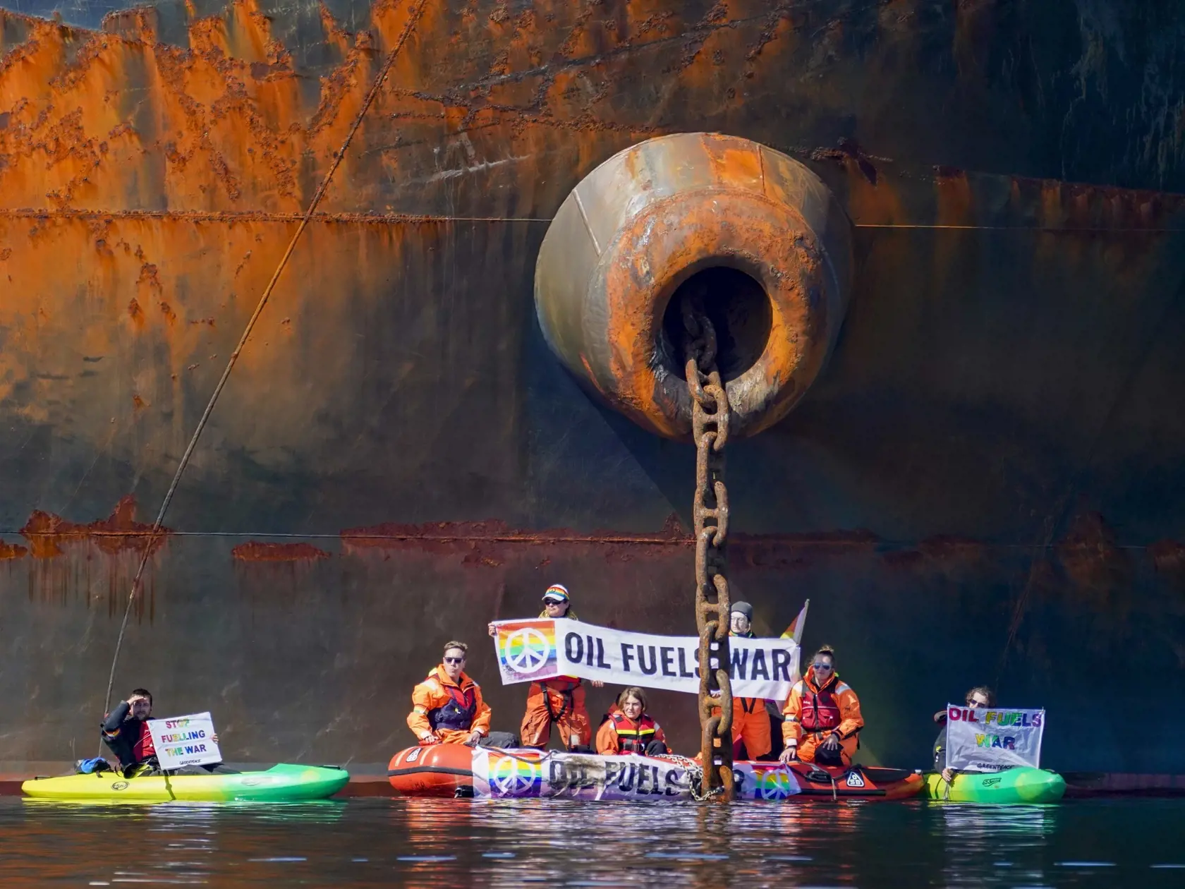 KK37 Asgardstrand - Environmentálna skupina Greenpeace uviedla, že jej aktivisti sa v pondelok 25. apríla 2022 pripútali k tankeru zakotvenému pri pobreží Nórska v snahe zablokovať dovoz ruskej ropy na protest proti vojne na Ukrajine. Aktivisti sa doplavili k tankeru na malom člne a upevnili ho na kotviacu reťaz tankera, ktorý priviezol do Nórska 95.000 ton ropy, uvádza Greenpeace vo vyhlásení. FOTO TASR/AP