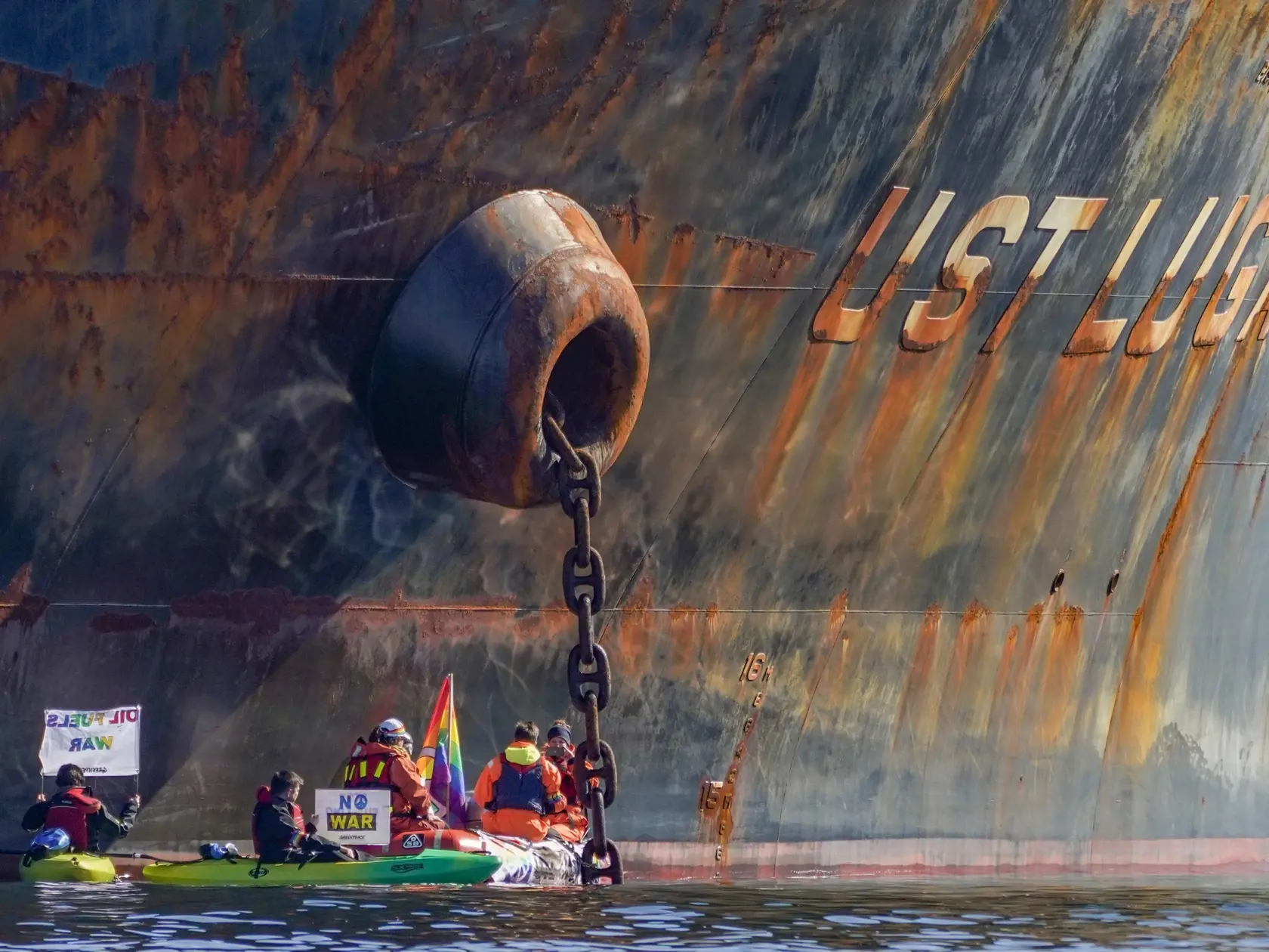 KK35 Asgardstrand - Environmentálna skupina Greenpeace uviedla, že jej aktivisti sa v pondelok 25. apríla 2022 pripútali k tankeru zakotvenému pri pobreží Nórska v snahe zablokovať dovoz ruskej ropy na protest proti vojne na Ukrajine. Aktivisti sa doplavili k tankeru na malom člne a upevnili ho na kotviacu reťaz tankera, ktorý priviezol do Nórska 95.000 ton ropy, uvádza Greenpeace vo vyhlásení. FOTO TASR/AP