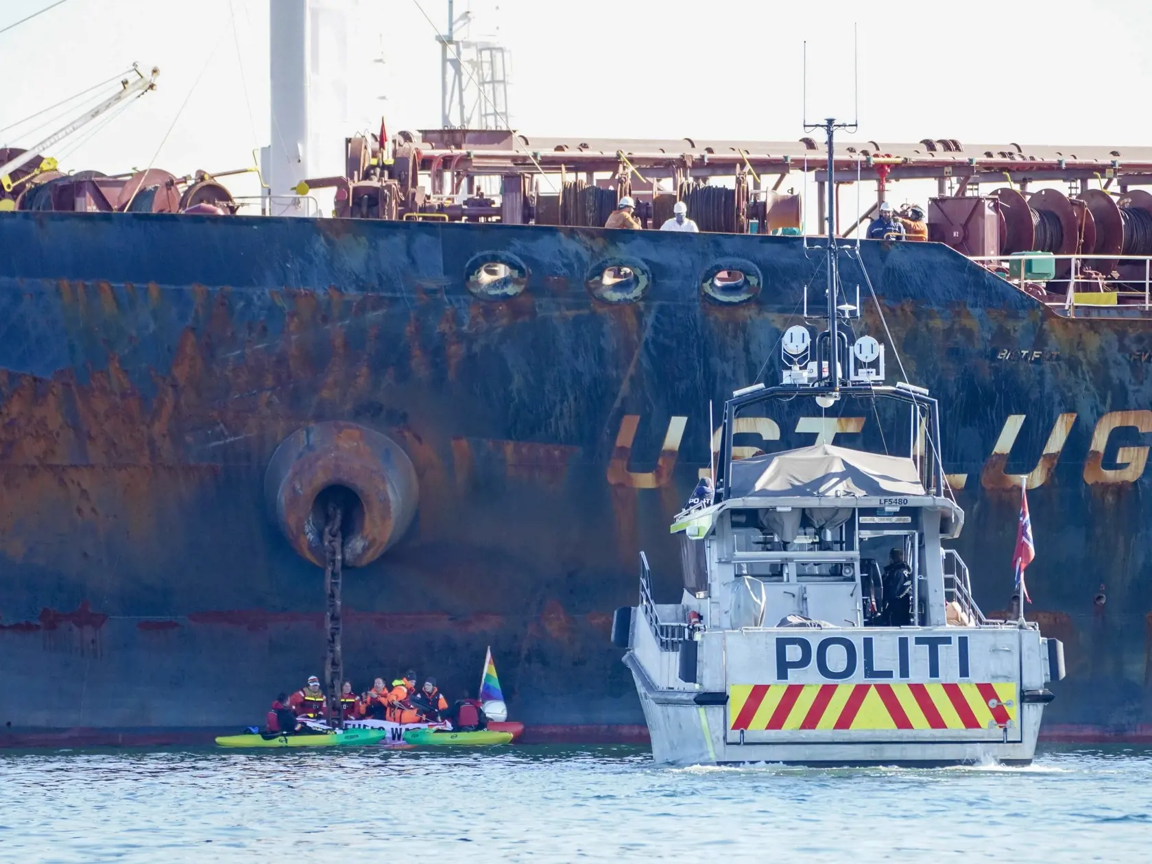 KK36 Asgardstrand - Environmentálna skupina Greenpeace uviedla, že jej aktivisti sa v pondelok 25. apríla 2022 pripútali k tankeru zakotvenému pri pobreží Nórska v snahe zablokovať dovoz ruskej ropy na protest proti vojne na Ukrajine. Aktivisti sa doplavili k tankeru na malom člne a upevnili ho na kotviacu reťaz tankera, ktorý priviezol do Nórska 95.000 ton ropy, uvádza Greenpeace vo vyhlásení. FOTO TASR/AP