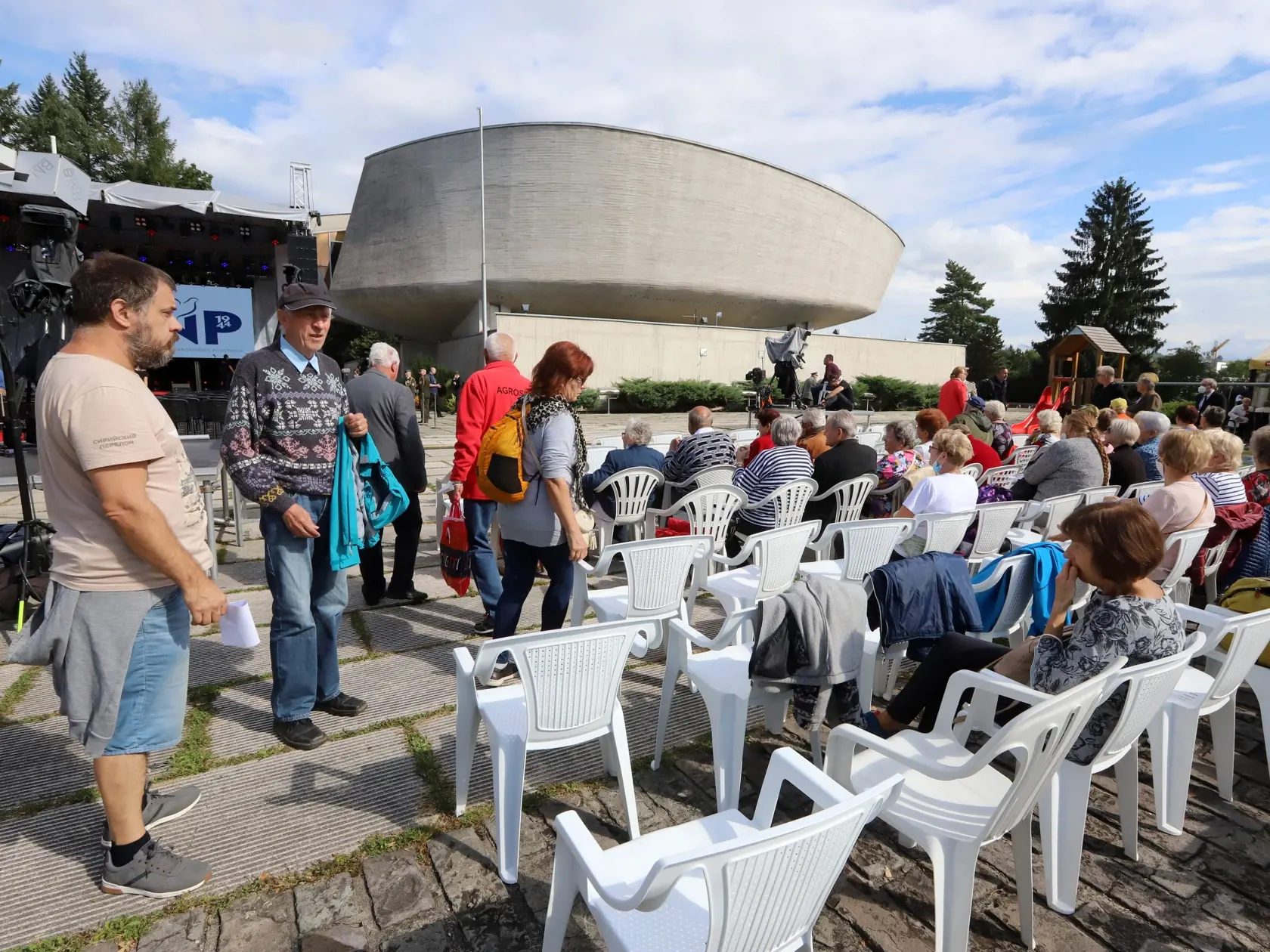 Na snímke účastníci počas centrálnych osláv 77. výročia Slovenského národného povstania (SNP) v areáli Pamätníka SNP v Banskej Bystrici v nedeľu 29. augusta 2021.
