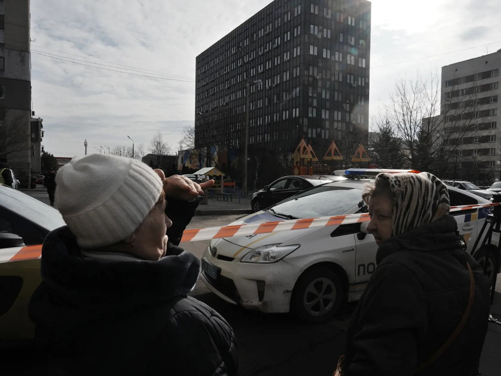 Ľudia čakajú za policajnou páskou po raketovom útoku v Kyjeve vo štvrtok 9. marca 2023. Rusko opäť podniklo masívny raketový útok na energetickú infraštruktúru po celej Ukrajine, informovali v noci na štvrtok ukrajinskí predstavitelia a médiá.