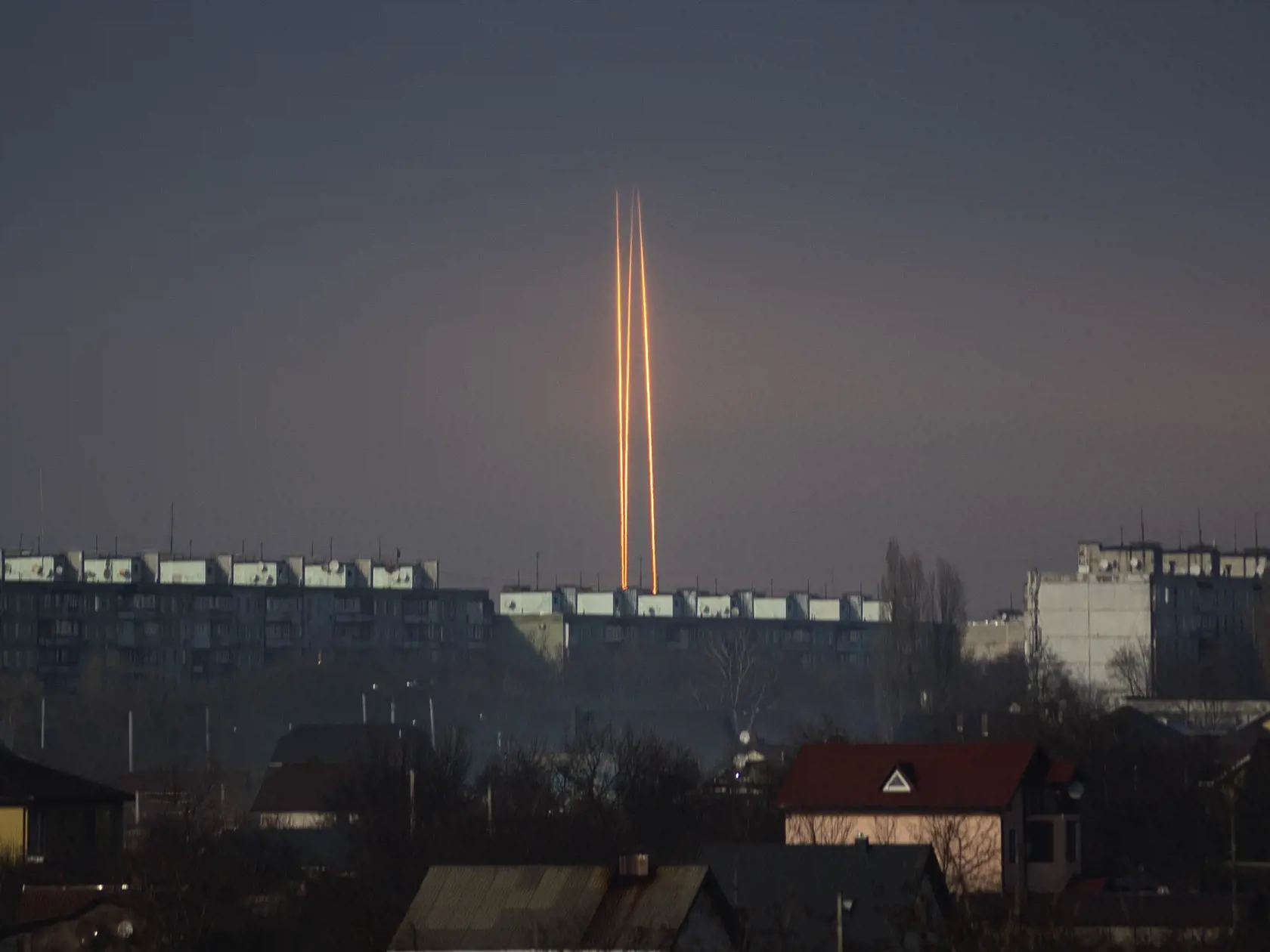 Tri ruské rakety vypálené z ruskej Belgorodskej oblasti dopadajú na druhé najväčšie ukrajinské mesto Charkov, ktoré je ostreľované ruskými silami už viac než rok v skorých ranných hodinách vo štvrtok 9. marca 2023. Charkov leží zhruba 40 kilometrov od hraníc s Ruskom. Rusko opäť podniklo masívny raketový útok na energetickú infraštruktúru po celej Ukrajine, informovali v noci na štvrtok ukrajinskí predstavitelia a médiá.