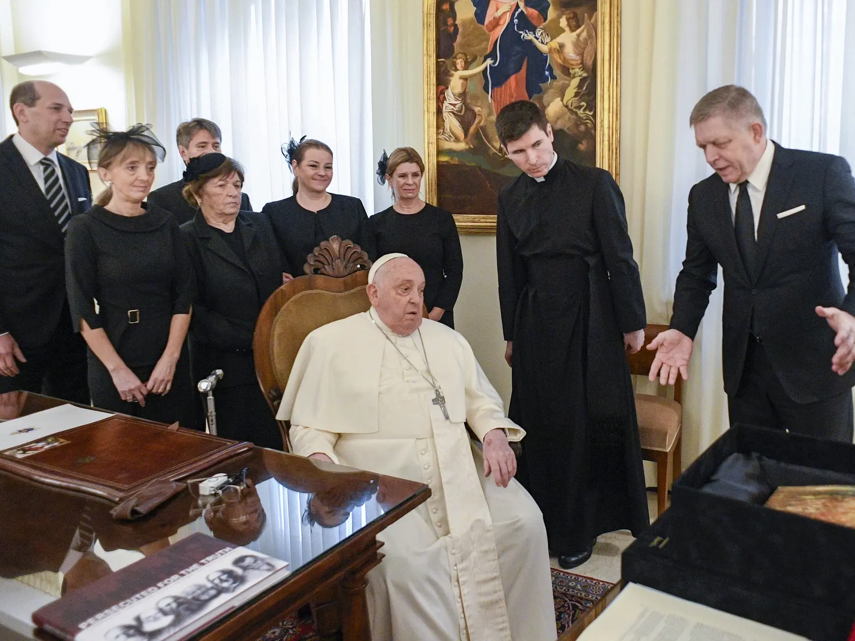 Premiér SR Robert Fico (vpravo) si podáva ruku s pápežom Františkom počas ich stretnutia na súkromnej audiencii vo Vatikáne 14. februára 2025.