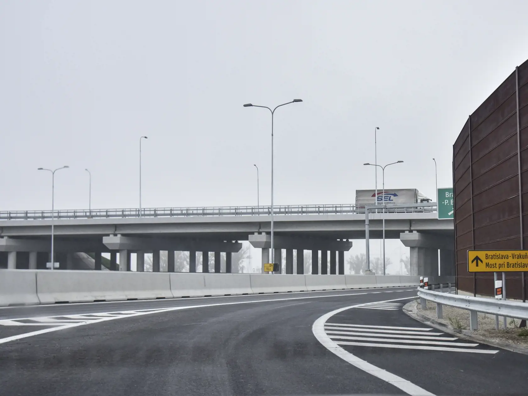 Spoločnosť D4R7, zhotoviteľ nultého obchvatu Bratislavy, dokončila ďalší úsek D4 medzi križovatkami Podunajské Biskupice a Vrakuňa. Nový úsek diaľnice D4 má dĺžku 3,5 kilometra, spája cesty I/63 a II/57. Na snímke nový úsek nultého obchvatu Bratislavy Podunajské Biskupice - Vrakuňa dlhý 3,5 kilometra, ktorý otvorili 8. novembra 2020. FOTO TASR - Pavol Zachar , 13. november 2020 , Bratislava 