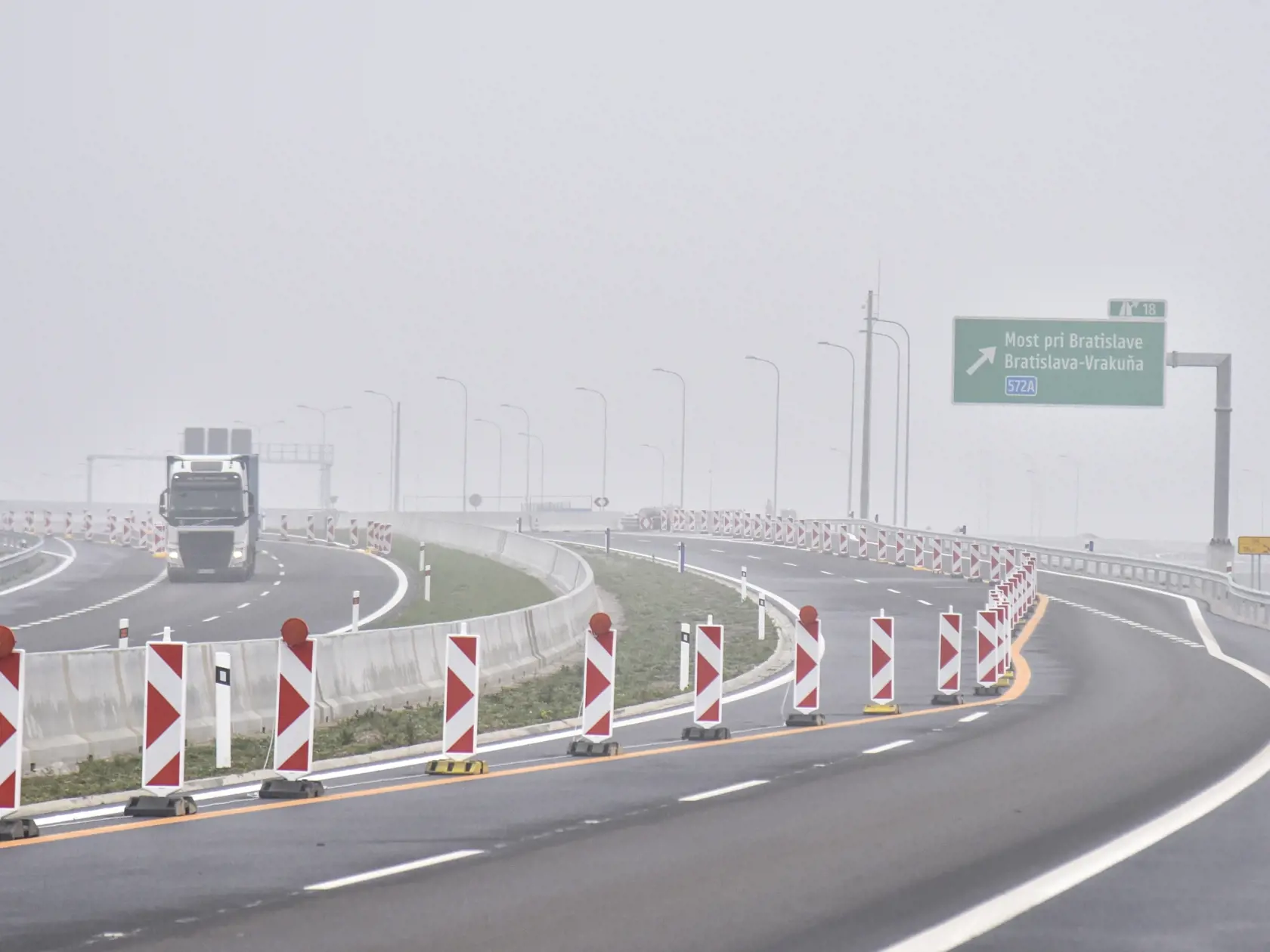 Spoločnosť D4R7, zhotoviteľ nultého obchvatu Bratislavy, dokončila ďalší úsek D4 medzi križovatkami Podunajské Biskupice a Vrakuňa. Nový úsek diaľnice D4 má dĺžku 3,5 kilometra, spája cesty I/63 a II/57. Na snímke nový úsek nultého obchvatu Bratislavy Podunajské Biskupice - Vrakuňa dlhý 3,5 kilometra, ktorý otvorili 8. novembra 2020. FOTO TASR - Pavol Zachar , 13. november 2020 , Bratislava 