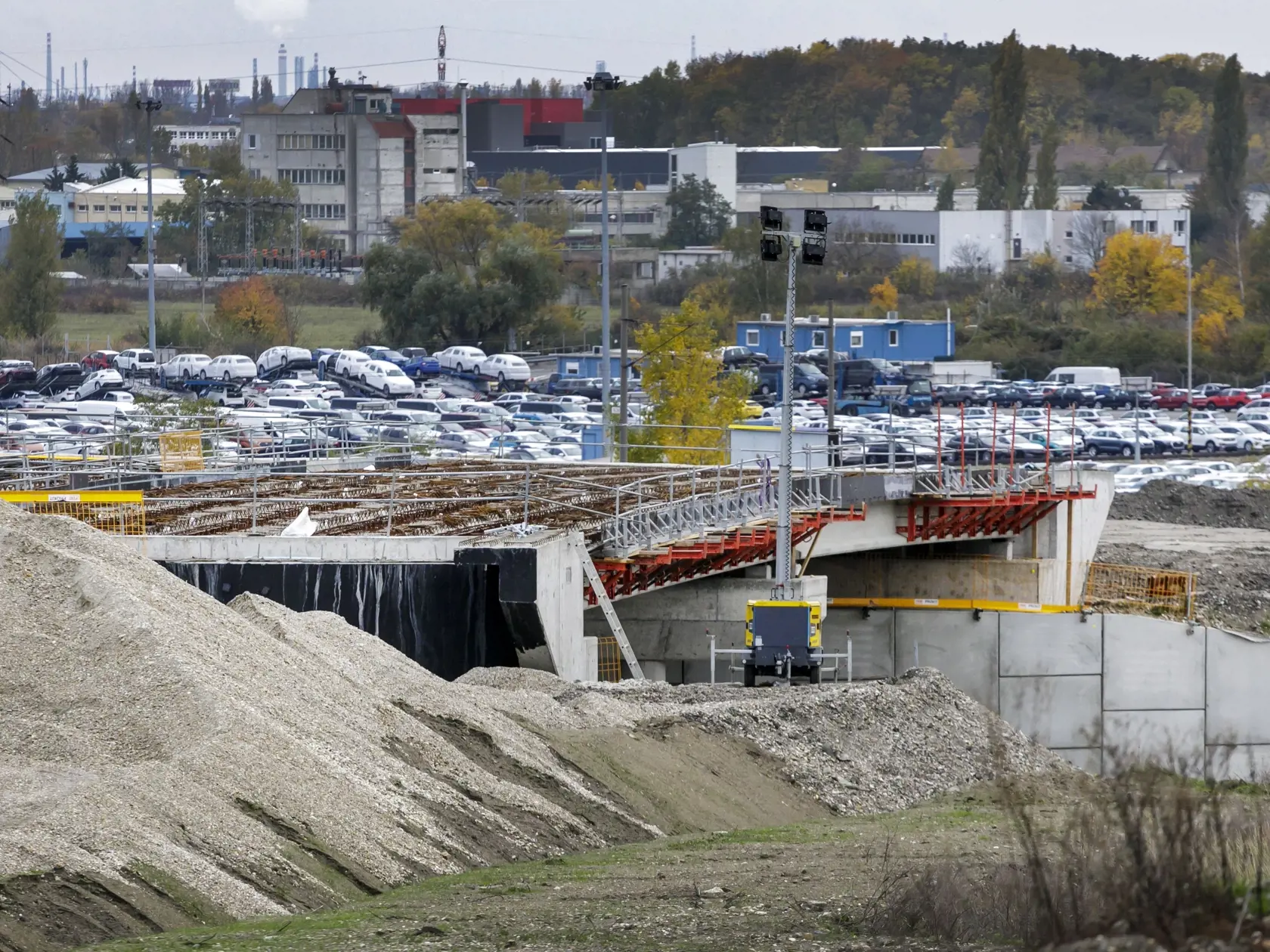 Na snímke stav prác v okolí cesty II/502 Rača - Svätý Jur v rámci stavby Diaľnica D4 Bratislava, Ivanka sever - Rača. V Bratislave 2. novembra 2020. FOTO TASR - Dano Veselský