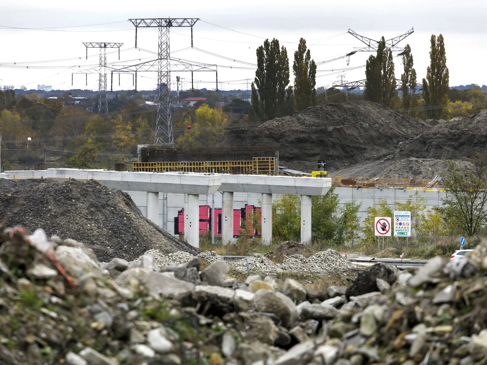 Na snímke stav prác na ceste II/502 Rača - Svätý Jur v rámci stavby Diaľnica D4 Bratislava, Ivanka sever - Rača, kde začínajú v týchto dňoch s jej premostením. V Bratislave 2. novembra 2020. FOTO TASR - Dano Veselský