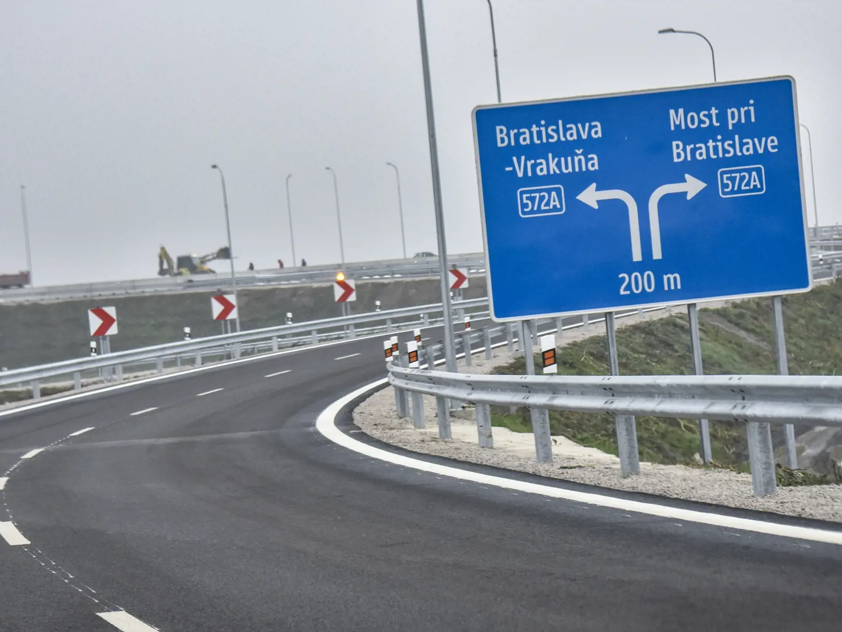 Spoločnosť D4R7, zhotoviteľ nultého obchvatu Bratislavy, dokončila ďalší úsek D4 medzi križovatkami Podunajské Biskupice a Vrakuňa. Nový úsek diaľnice D4 má dĺžku 3,5 kilometra, spája cesty I/63 a II/57. Na snímke nový úsek nultého obchvatu Bratislavy Podunajské Biskupice - Vrakuňa dlhý 3,5 kilometra, ktorý otvorili 8. novembra 2020. FOTO TASR - Pavol Zachar , 13. november 2020 , Bratislava 
