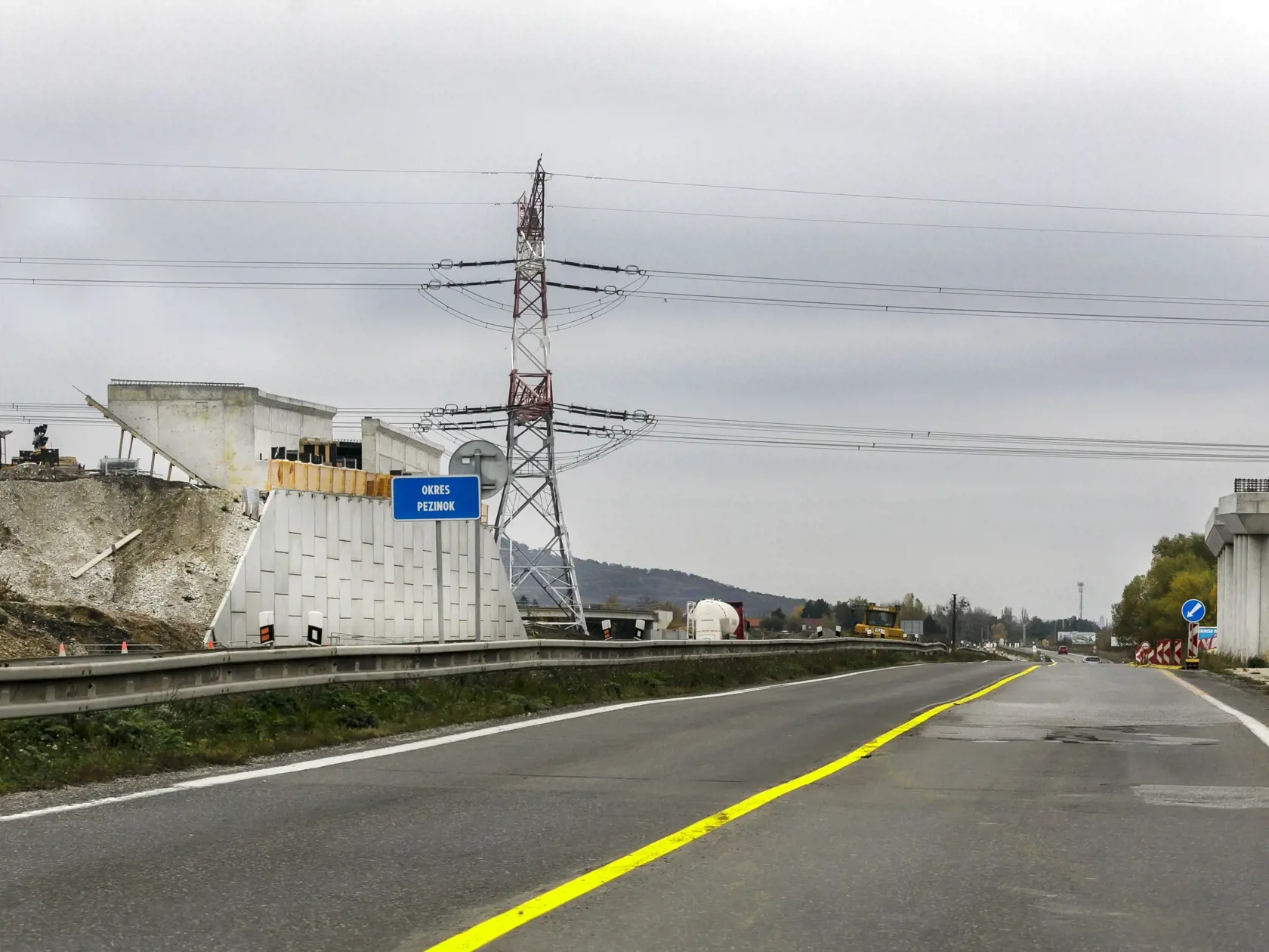 Na snímke stav prác na ceste II/502 Rača - Svätý Jur v rámci stavby Diaľnica D4 Bratislava, Ivanka sever - Rača, kde začínajú v týchto dňoch s jej premostením. V Bratislave 2. novembra 2020. FOTO TASR - Dano Veselský