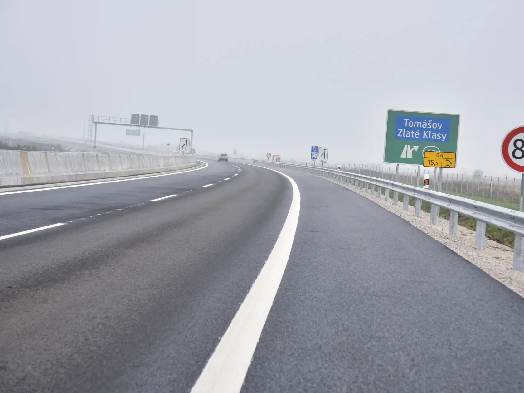 Spoločnosť D4R7, zhotoviteľ nultého obchvatu Bratislavy, dokončila ďalší úsek D4 medzi križovatkami Podunajské Biskupice a Vrakuňa. Nový úsek diaľnice D4 má dĺžku 3,5 kilometra, spája cesty I/63 a II/57. Na snímke nový úsek nultého obchvatu Bratislavy Podunajské Biskupice - Vrakuňa dlhý 3,5 kilometra, ktorý otvorili 8. novembra 2020. FOTO TASR - Pavol Zachar , 13. november 2020 , Bratislava 