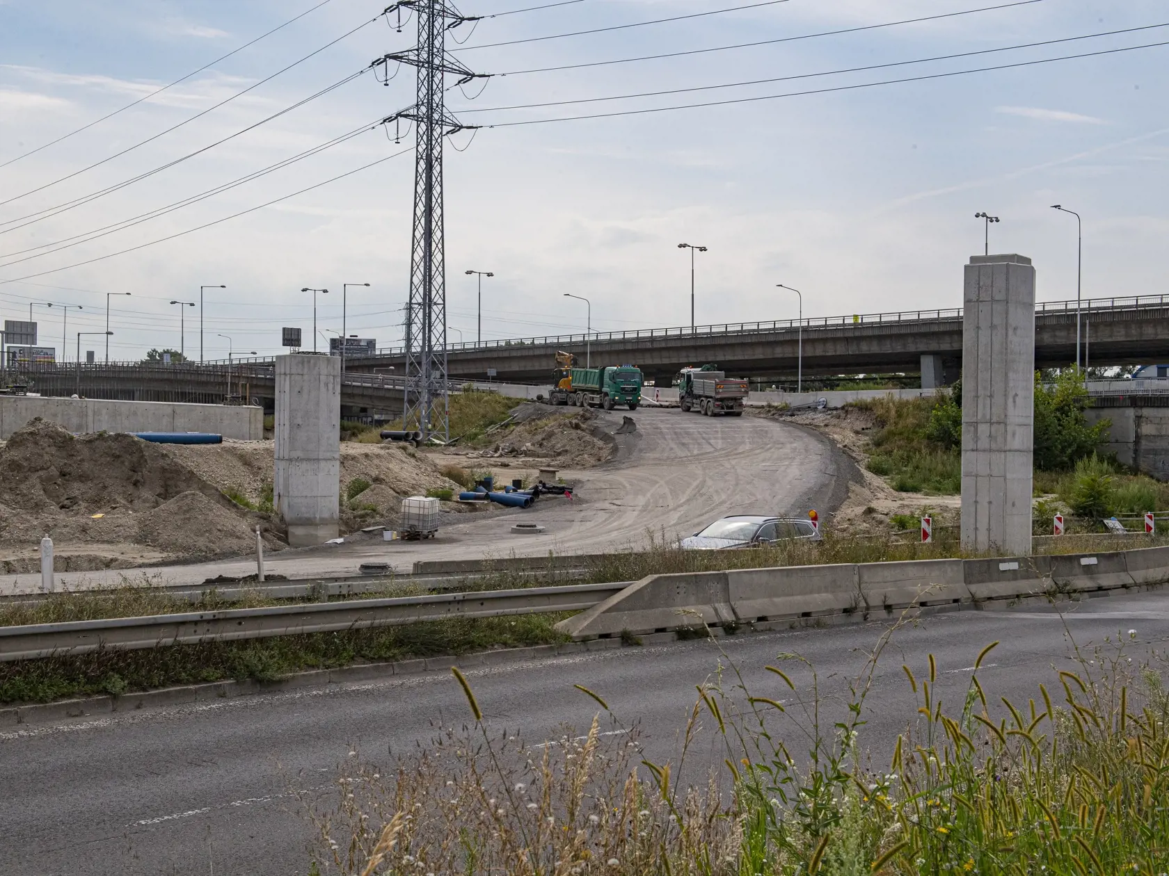 V Bratislave uzatvorili o polnoci z piatka na sobotu (15. 8.) zjazd z Prístavného mosta na Bajkalskú a Slovnaftskú ulicu v smere z Petržalky. Predpokladaný termín znovuotvorenia zjazdov je stanovený na 31. marca 2021. Uzávera je súčasťou výstavby bratislavského obchvatu diaľnice D4 a rýchlostnej cesty R7, konkrétne výstavby mimoúrovňovej križovatky Prievoz a na rekonštrukcii existujúceho mostného telesa na križovatke. Na snímke výstavba a dopravné obmedzenia. Bratislava, 15. augusta 2020 FOTO TA