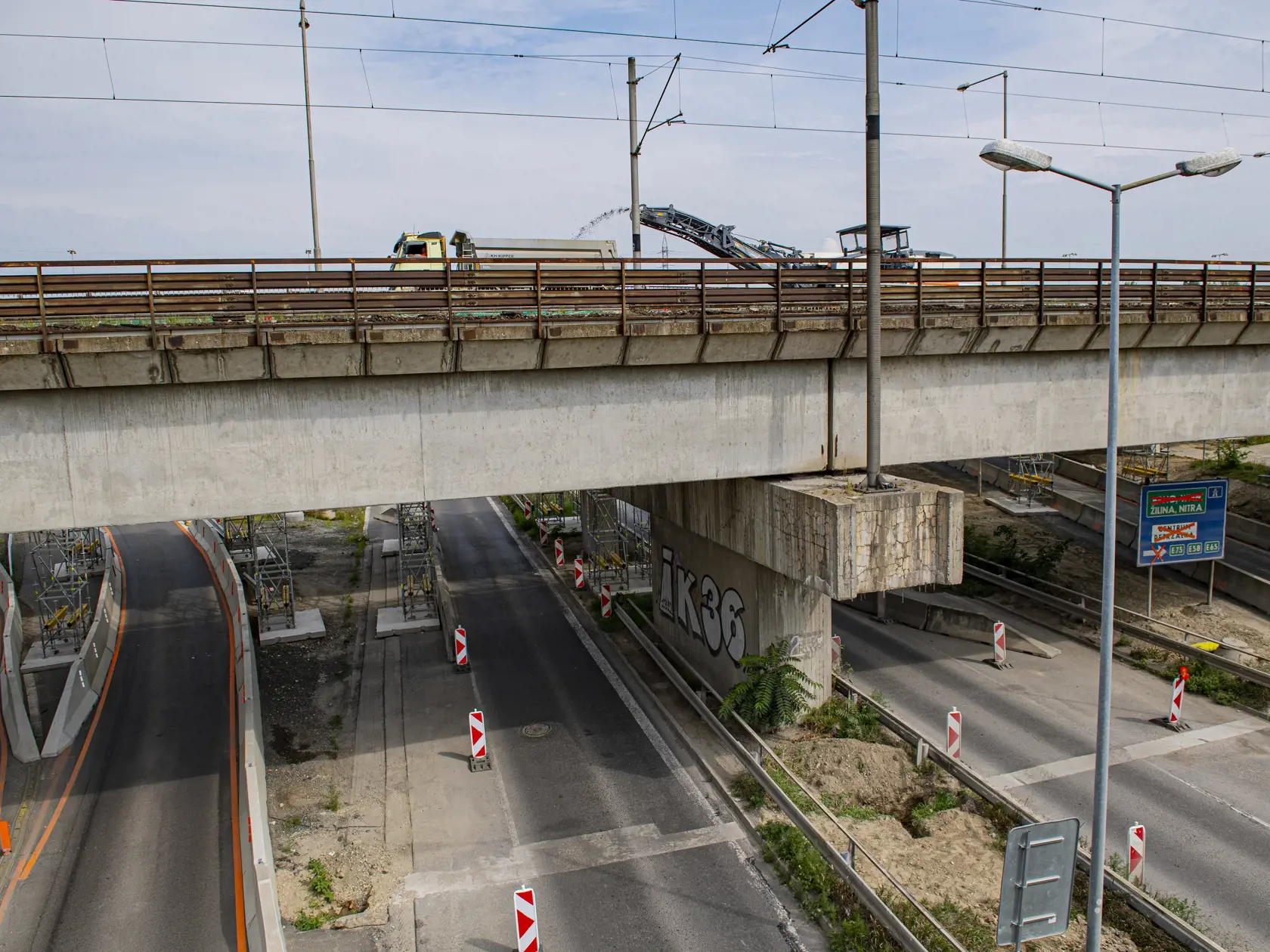 V Bratislave uzatvorili o polnoci z piatka na sobotu (15. 8.) zjazd z Prístavného mosta na Bajkalskú a Slovnaftskú ulicu v smere z Petržalky. Predpokladaný termín znovuotvorenia zjazdov je stanovený na 31. marca 2021. Uzávera je súčasťou výstavby bratislavského obchvatu diaľnice D4 a rýchlostnej cesty R7, konkrétne výstavby mimoúrovňovej križovatky Prievoz a na rekonštrukcii existujúceho mostného telesa na križovatke. Na snímke výstavba a dopravné obmedzenia. Bratislava, 15. augusta 2020 FOTO TA