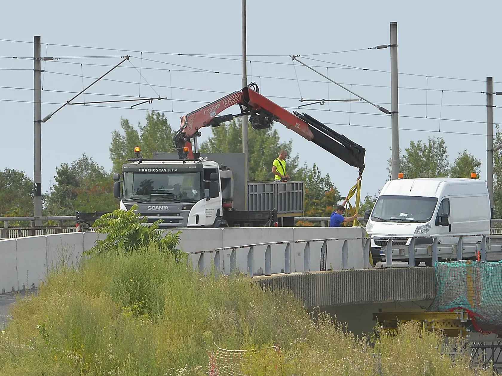 V Bratislave uzatvorili o polnoci z piatka na sobotu (15. 8.) zjazd z Prístavného mosta na Bajkalskú a Slovnaftskú ulicu v smere z Petržalky. Predpokladaný termín znovuotvorenia zjazdov je stanovený na 31. marca 2021. Uzávera je súčasťou výstavby bratislavského obchvatu diaľnice D4 a rýchlostnej cesty R7, konkrétne výstavby mimoúrovňovej križovatky Prievoz a na rekonštrukcii existujúceho mostného telesa na križovatke. Na snímke výstavba a dopravné obmedzenia. Bratislava, 15. augusta 2020 FOTO TA