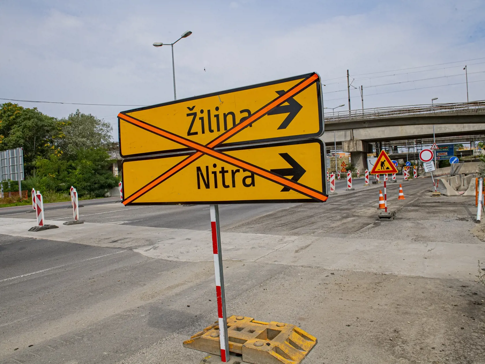 V Bratislave uzatvorili o polnoci z piatka na sobotu (15. 8.) zjazd z Prístavného mosta na Bajkalskú a Slovnaftskú ulicu v smere z Petržalky. Predpokladaný termín znovuotvorenia zjazdov je stanovený na 31. marca 2021. Uzávera je súčasťou výstavby bratislavského obchvatu diaľnice D4 a rýchlostnej cesty R7, konkrétne výstavby mimoúrovňovej križovatky Prievoz a na rekonštrukcii existujúceho mostného telesa na križovatke. Na snímke výstavba a dopravné obmedzenia. Bratislava, 15. augusta 2020 FOTO TA
