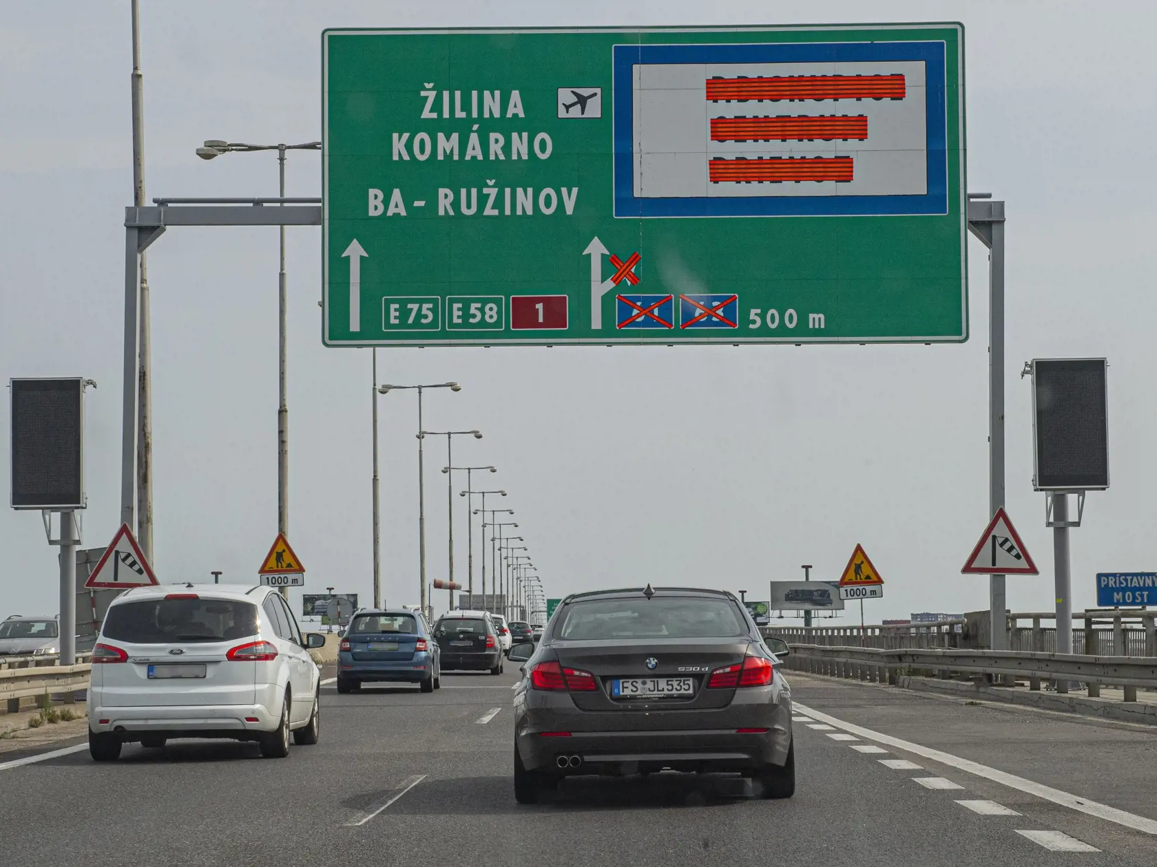 V Bratislave uzatvorili o polnoci z piatka na sobotu (15. 8.) zjazd z Prístavného mosta na Bajkalskú a Slovnaftskú ulicu v smere z Petržalky. Predpokladaný termín znovuotvorenia zjazdov je stanovený na 31. marca 2021. Uzávera je súčasťou výstavby bratislavského obchvatu diaľnice D4 a rýchlostnej cesty R7, konkrétne výstavby mimoúrovňovej križovatky Prievoz a na rekonštrukcii existujúceho mostného telesa na križovatke. Na snímke dopravné obmedzenia. Bratislava, 15. augusta 2020 FOTO TASR - Michal