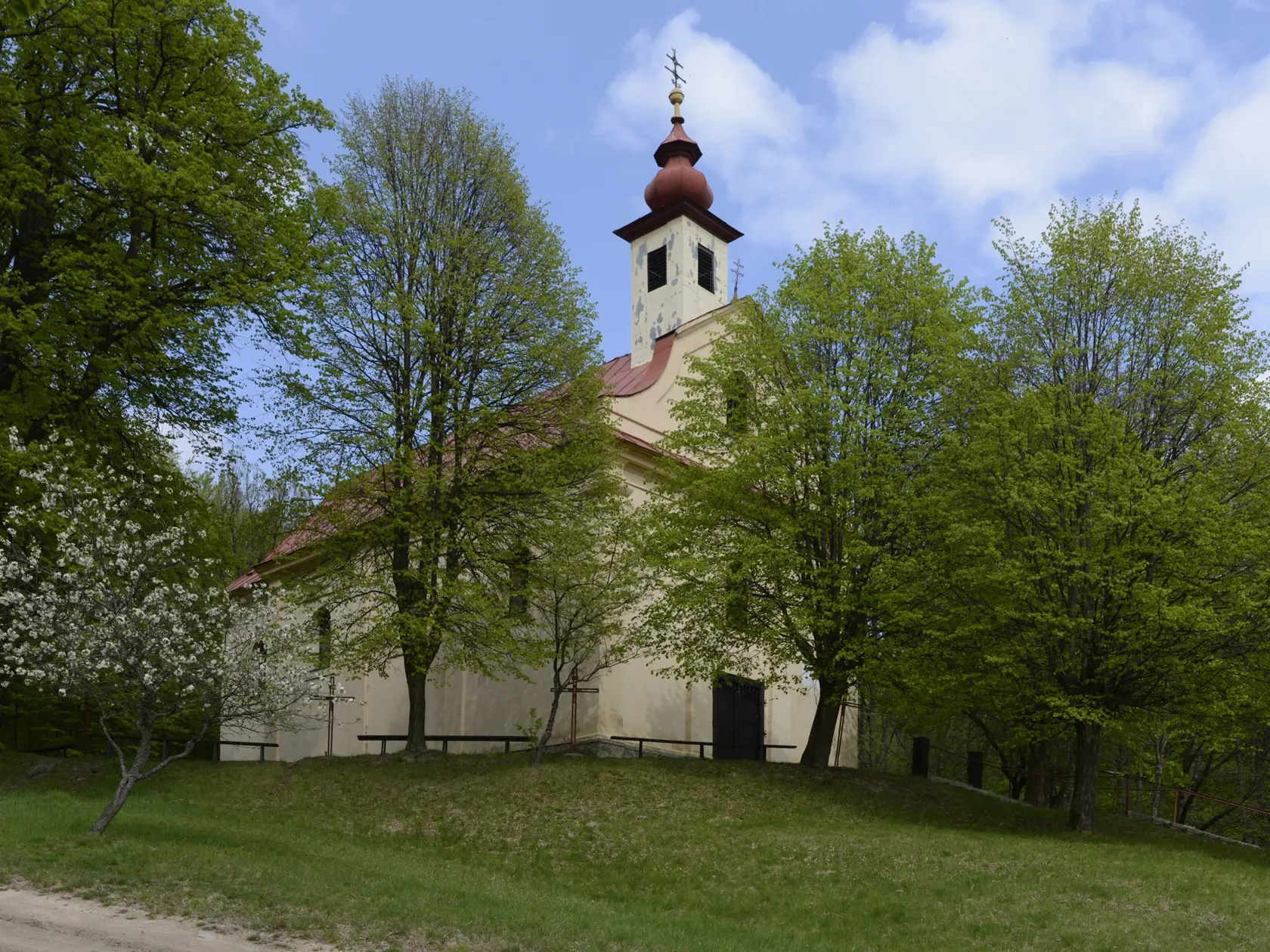 Pútnické miesto s kostolom sv. Anny sa nachádza cca 3 km nad obcou Rudník na Kobylej hore pri Košiciach. Už v 17. storočí na mieste kostola stála drevená kaplnka. Súčasný murovaný kostol bol postavený v roku 1750. V júli na Annu, prípadne počas blízkych víkendových dní, sa tu zvykne konať púť s odpustovou slávnosťou sv. Anny a sv. Joachima. Púte sa tu konali už začiatkom 18. storočia. Na tomto mieste sa v minulosti zastavovali baníci z Rudníka a obce Poproč počas cesty do práce v baniach obce Zl