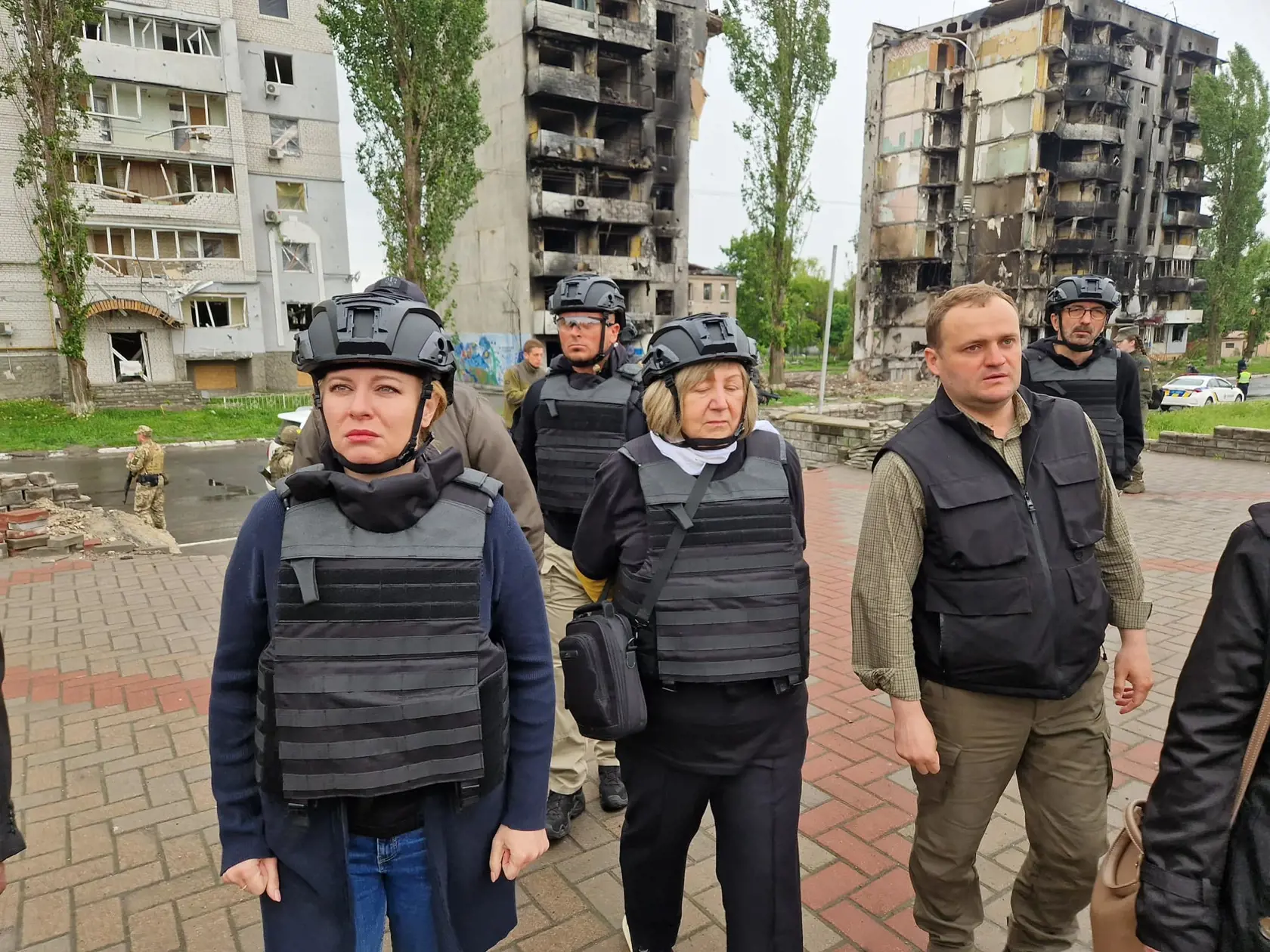 Prezidentka Zuzana Čaputová  (vľavo) na návšteve Ukrajiny, kde si bola prezrieť aj zbombardované mestá.