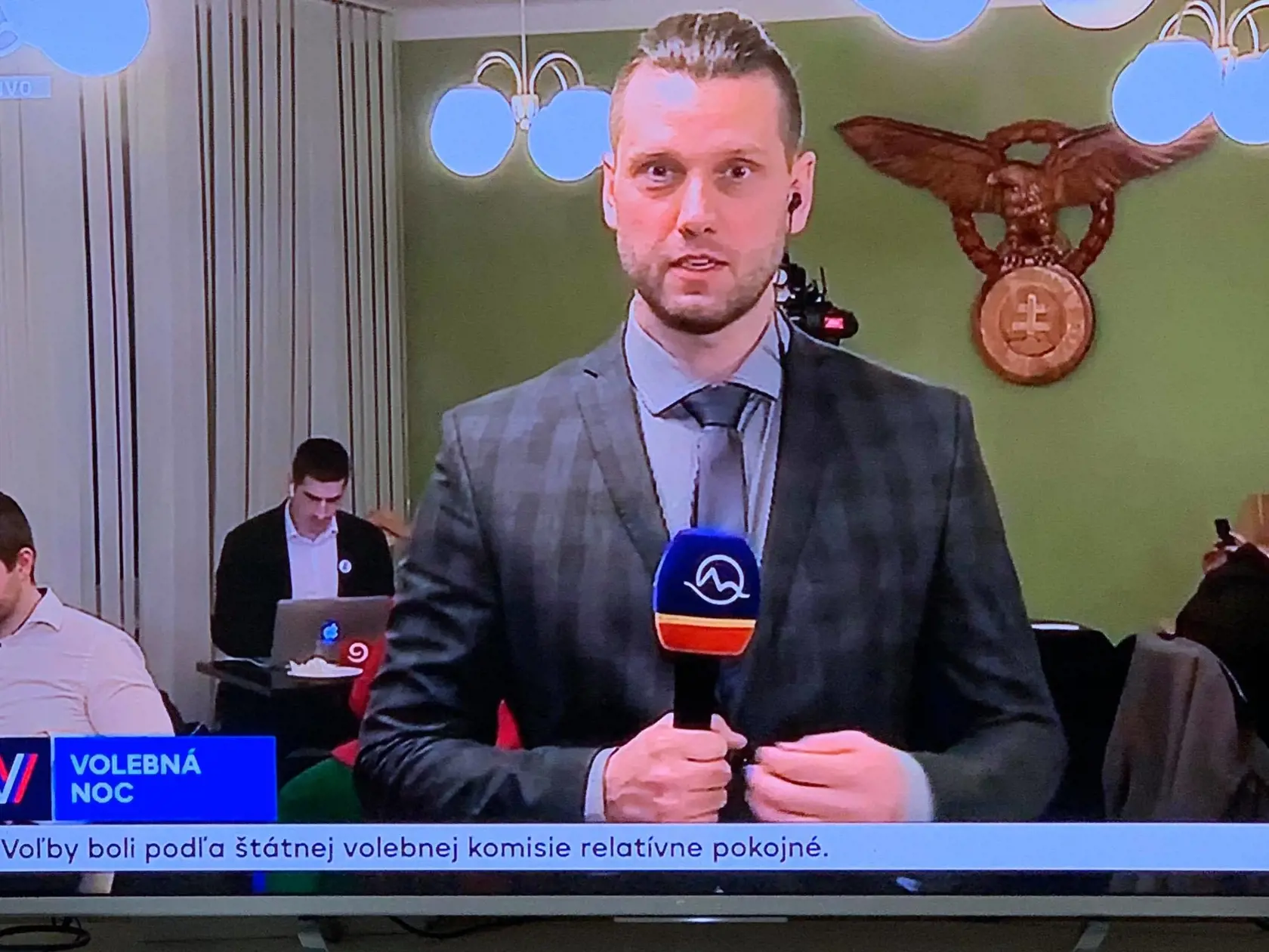 ,,V centrále SNS je veľmi pokojná atmosféra," podal správy redaktor Marek Gudiak, ktorý tak ukázal veľmi ponurú atmosféru.