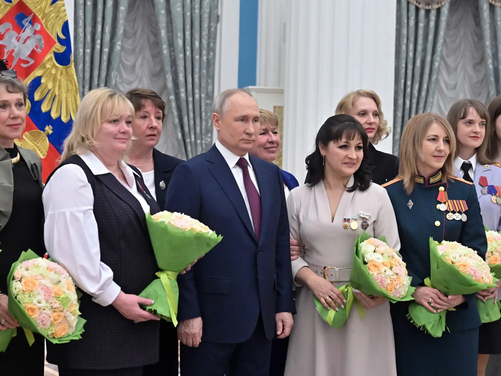 EBE 6 Moskva - Ruský prezident Vladimir Putin pózuje po ceremónii oceňovania vynikajúcich ruských žien, ktoré reprezentujú rôzne profesie v Kremli  v Moskve v Rusku  v stredu 8. marca 2023. Medzinárodný deň žien 8. marca je oficiálnym sviatkom aj v Rusku, kde muži dávajú kvety a darčeky príbuzným, priateľom a kolegom. FOTO TASR/AP

Russian President Vladimir Putin poses for a photo after a ceremony to award outstanding Russian women who represent various professions at the Kremlin, in Moscow, Ru