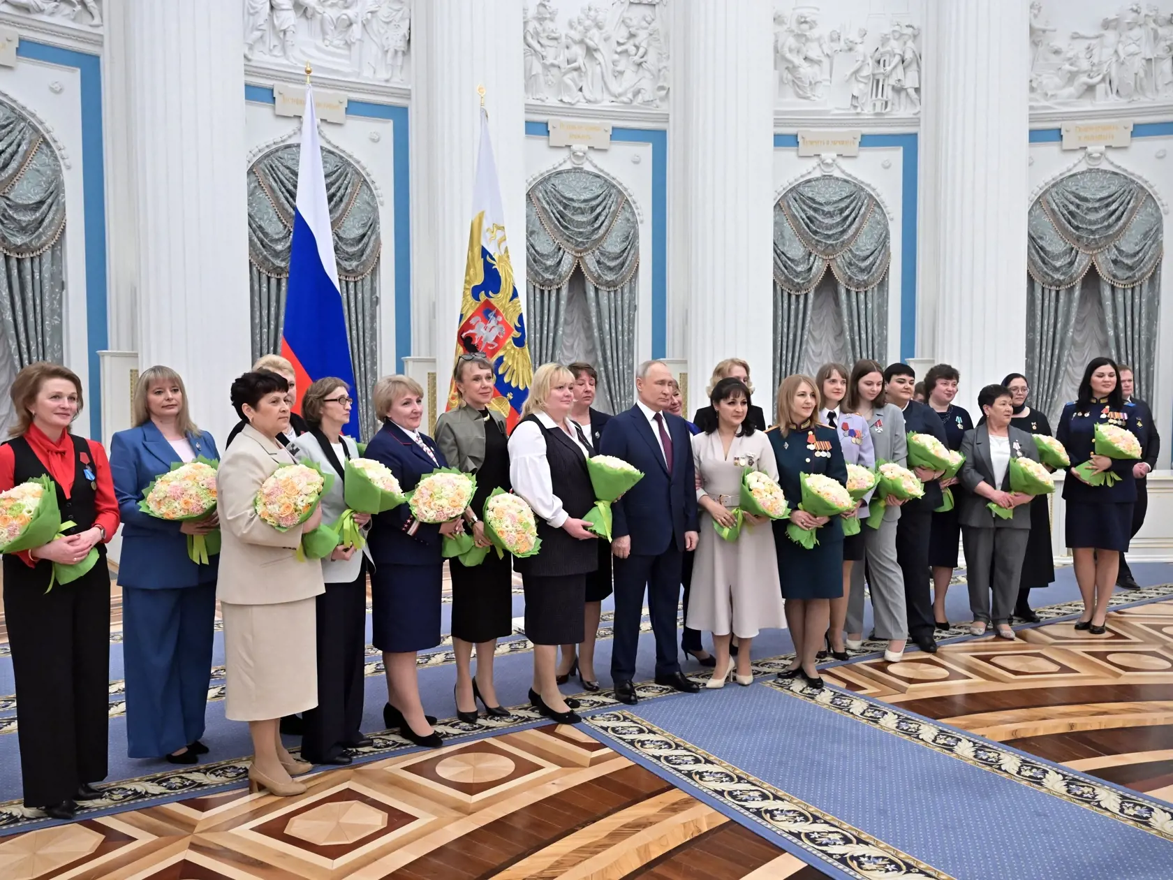 EBE 7 Moskva - Na snímke uprostred ruský prezident Vladimir Putin pózuje po ceremónii oceňovania vynikajúcich ruských žien, ktoré reprezentujú rôzne profesie v Kremli  v Moskve v Rusku  v stredu 8. marca 2023. Medzinárodný deň žien 8. marca je oficiálnym sviatkom aj v Rusku, kde muži dávajú kvety a darčeky príbuzným, priateľom a kolegom. FOTO TASR/AP

Russian President Vladimir Putin poses for photos after a ceremony to award outstanding Russian women who represent various professions at the Kre