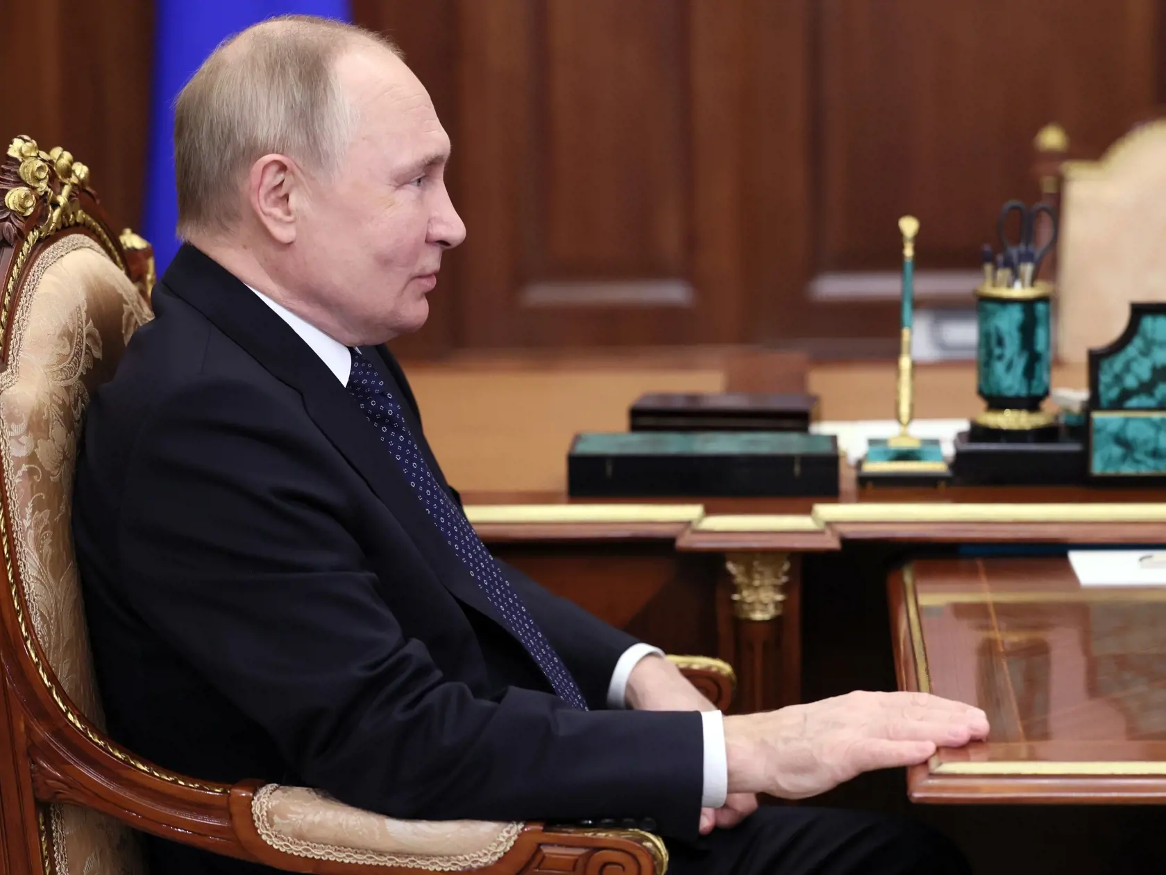 EBE 21 Moskva - Na snímke ruský prezident Vladimir Putin počas stretnutia s generálnym riaditeľom Sberbank Hermanom Grefom v Kremli v Moskve v utorok 7. marca 2023. FOTO TASR/AP


Russian President Vladimir Putin listens to Sberbank CEO German Gref during their meeting at the Kremlin, in Moscow, Russia, Tuesday, March 7, 2023. (Mikhail Metzel, Sputnik, Kremlin Pool Photo via AP)