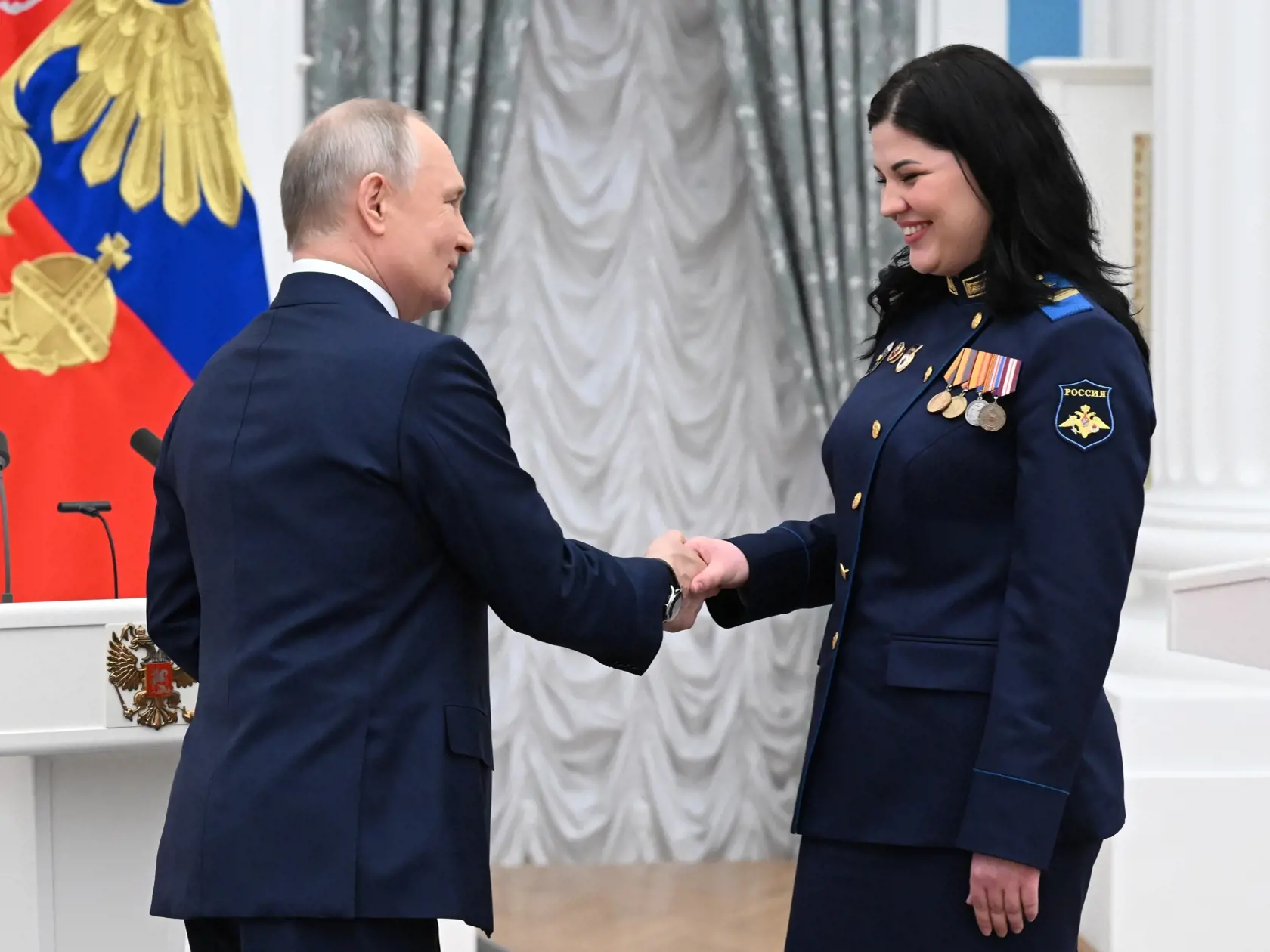 EBE 8 Moskva - Na snímke vľavo ruský prezident Vladimir Putin, vpravo Kristina Kimová, zdravotná sestra 39. lekárskeho oddielu 106. gardovej výsadkovej divízie ruských výsadkových jednotiek, Suvorovov počas slávnostného vyznamenania vynikajúcich ruských žien, ktoré zastupujú rôzne profesie v Kremli  v Moskve v Rusku v stredu 8. marca 2023. Medzinárodný deň žien 8. marca je oficiálnym sviatkom aj v Rusku, kde muži dávajú kvety a darčeky príbuzným, priateľom a kolegom. FOTO TASR/AP

Russian Presid
