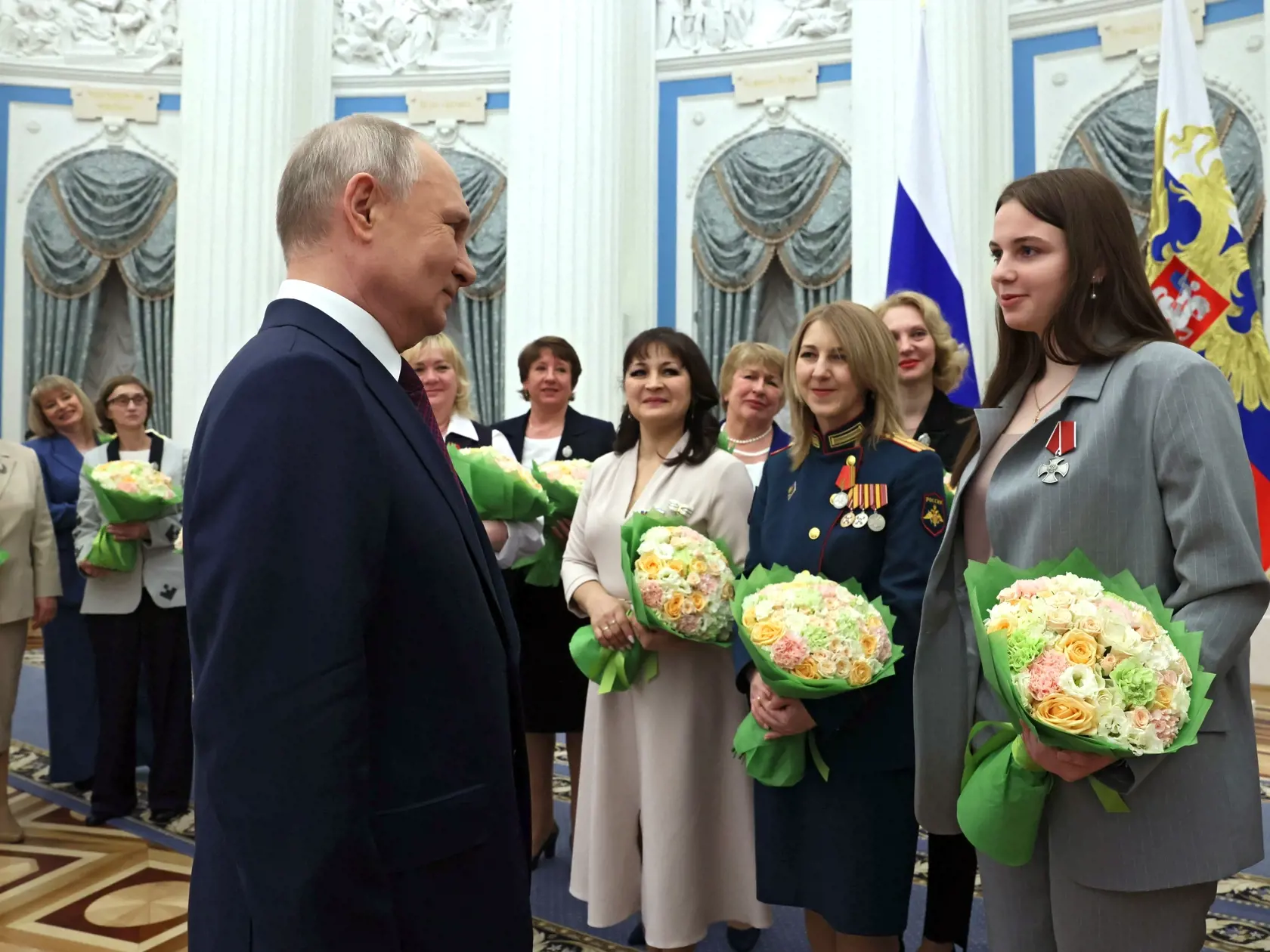 EBE 10 Moskva - Na snímke vľavo ruský prezident Vladimir Putin počas oceňovania vynikajúcich ruských žien, ktoré reprezentujú rôzne profesie v Kremli  v Moskve v Rusku  v stredu 8. marca 2023. Medzinárodný deň žien 8. marca je oficiálnym sviatkom aj v Rusku, kde muži dávajú kvety a darčeky príbuzným, priateľom a kolegom. FOTO TASR/AP

Russian President Vladimir Putin talks with participants of a ceremony to award outstanding Russian women who represent various professions, at the Kremlin, in Mos