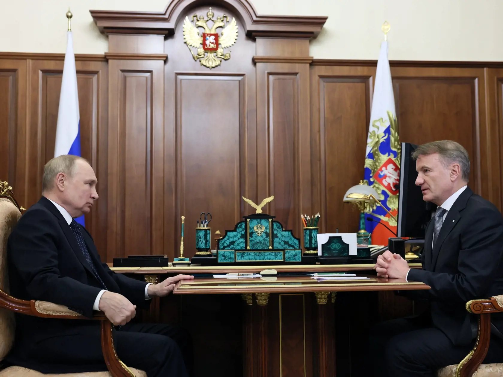 EBE 20 Moskva - Na snímke zľava ruský prezident Vladimir Putin a generálny riaditeľ Sberbank Herman Oskarovič Gref počas stretnutia v Kremli v Moskve v utorok 7. marca 2023. FOTO TASR/AP


Russian President Vladimir Putin, left, listens to Sberbank CEO German Gref at the Kremlin, in Moscow, Russia, Tuesday, March 7, 2023. (Mikhail Metzel, Sputnik, Kremlin Pool Photo via AP)