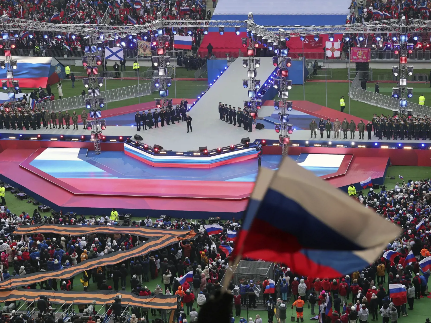 EBE 32 Moskva - Na snímke dole uprostred ruský prezident Vladimir Putin reční pred koncertom pod názvom Sláva obrancom vlasti deň pred štátnym sviatkom Dňa obrancov vlasti (23. februára) na počesť ruských ozbrojených síl na štadióne v Lužnikách v Moskve 22. februára 2023. Putin v stredu vyhlásil, že Rusko bojuje na Ukrajine za svoje "historické územia". FOTO TASR/AP
 
Russian President Vladimir Putin, center, addresses the crowd during the ''Glory to the Defenders of the Fatherland'' concert, a 