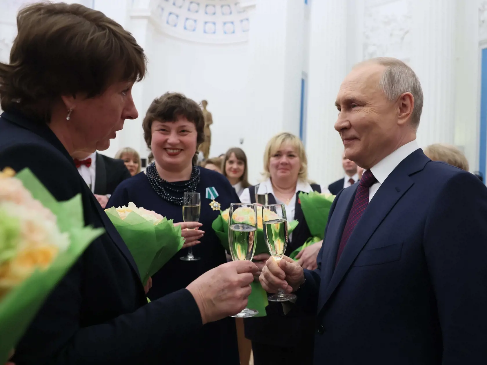EBE 11 Moskva - Na snímke vpravo ruský prezident Vladimir Putin si pripíja o vyznamenanými výnimočnými ruskými ženami, ktoré reprezentujú rôzne profesie v Kremli v Moskve v Rusku  v stredu 8. marca 2023. Medzinárodný deň žien 8. marca je oficiálnym sviatkom aj v Rusku, kde muži dávajú kvety a darčeky príbuzným, priateľom a kolegom. FOTO TASR/AP

Russian President Vladimir Putin toasts with participants of a ceremony to award outstanding Russian women who represent various professions, at the Kre
