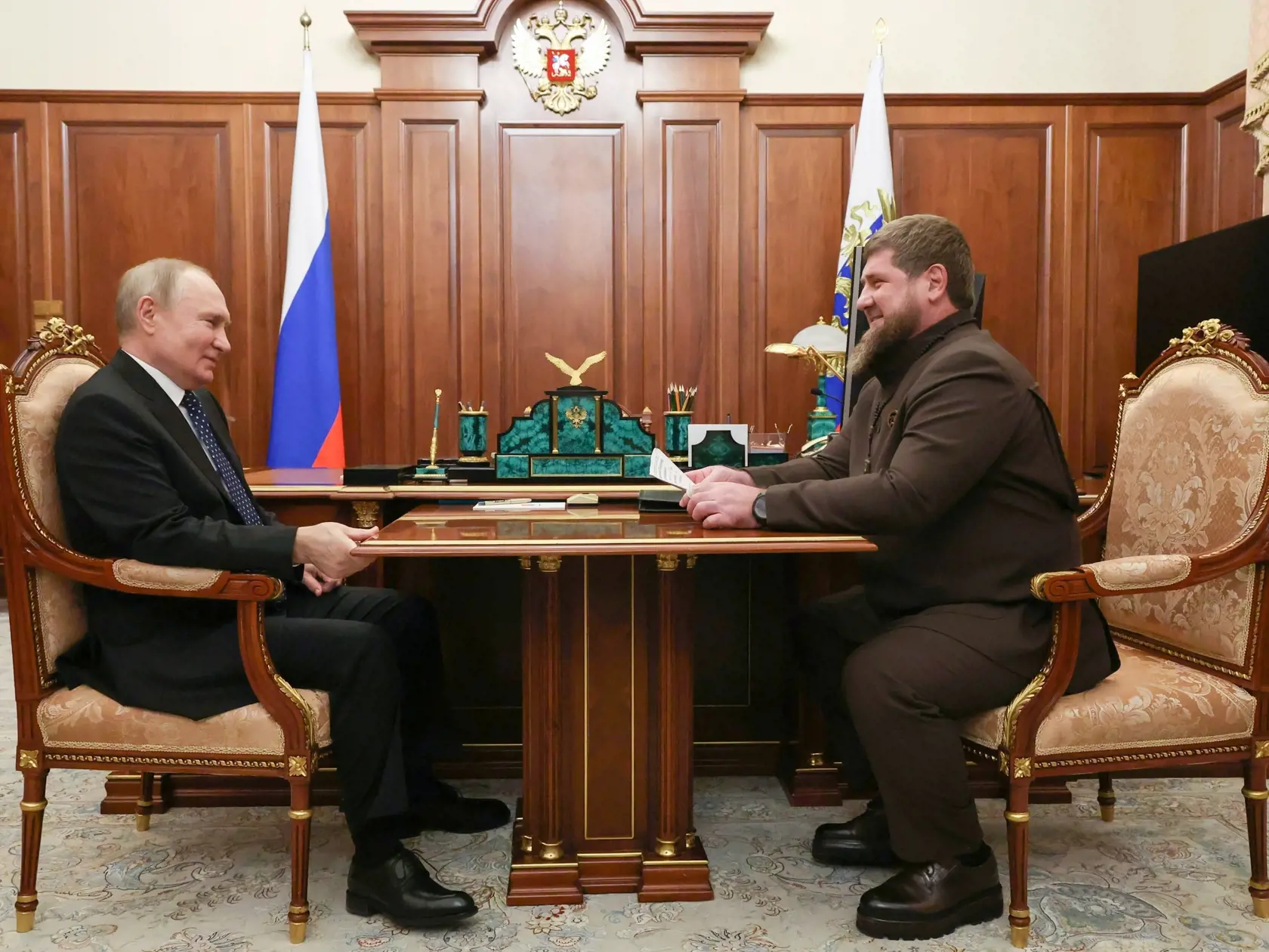 KK43 Moskva - Ruský prezident Vladimir Putin (vľavo) a čečenský vodca Ramzan Kadyrov počas stretnutia 13. marca 2023 v Moskve. FOTO TASR/AP
Russian President Vladimir Putin listens to Chechnya's regional leader Ramzan Kadyrov during their meeting at the Kremlin in Moscow, Russia, Monday, March 13, 2023. (Mikhail Klimentyev, Sputnik, Kremlin Pool Photo via AP)