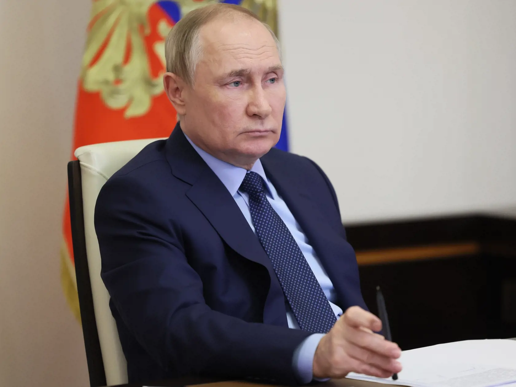 EBE 2 Moskva - Na snímke ruský prezident Vladimir Putin počas videokonferencie s gubernátorom regiónu Kurgan Vadimom Šumkovom v rezidencii Novo-Ogaryovo pri Moskve 6. marca 2023. FOTO TASR/AP


Russian President Vladimir Putin listens to Governor of the Kurgan Region Vadim Shumkov during their meeting via videoconference at the Novo-Ogaryovo residence outside Moscow, Russia, Monday, March 6, 2023. (Mikhail Metzel, Sputnik, Kremlin Pool Photo via AP)