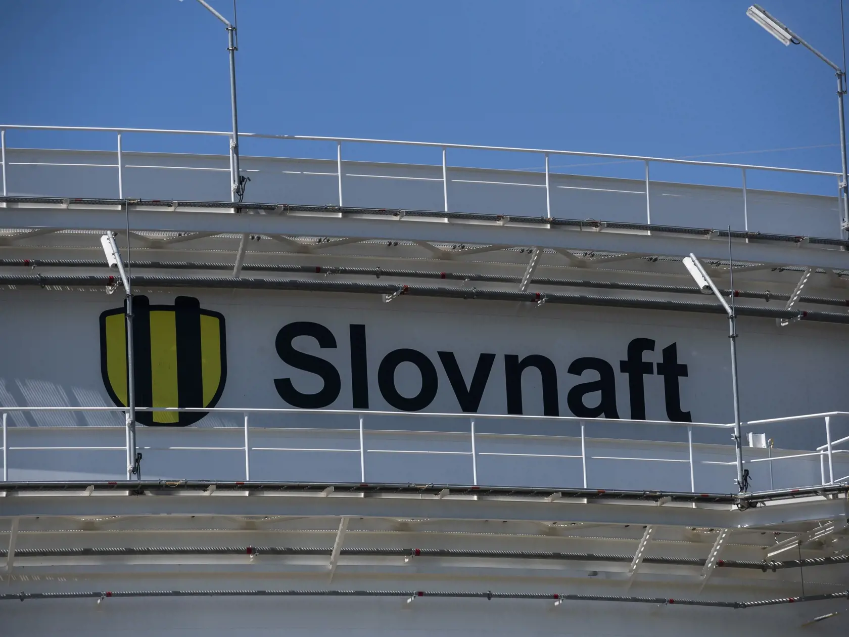 Na snímke logo na nádrži na ropu v rafinérii Slovnaft v Bratislave v stredu 1. júna 2022. FOTO TASR - Jaroslav Novák