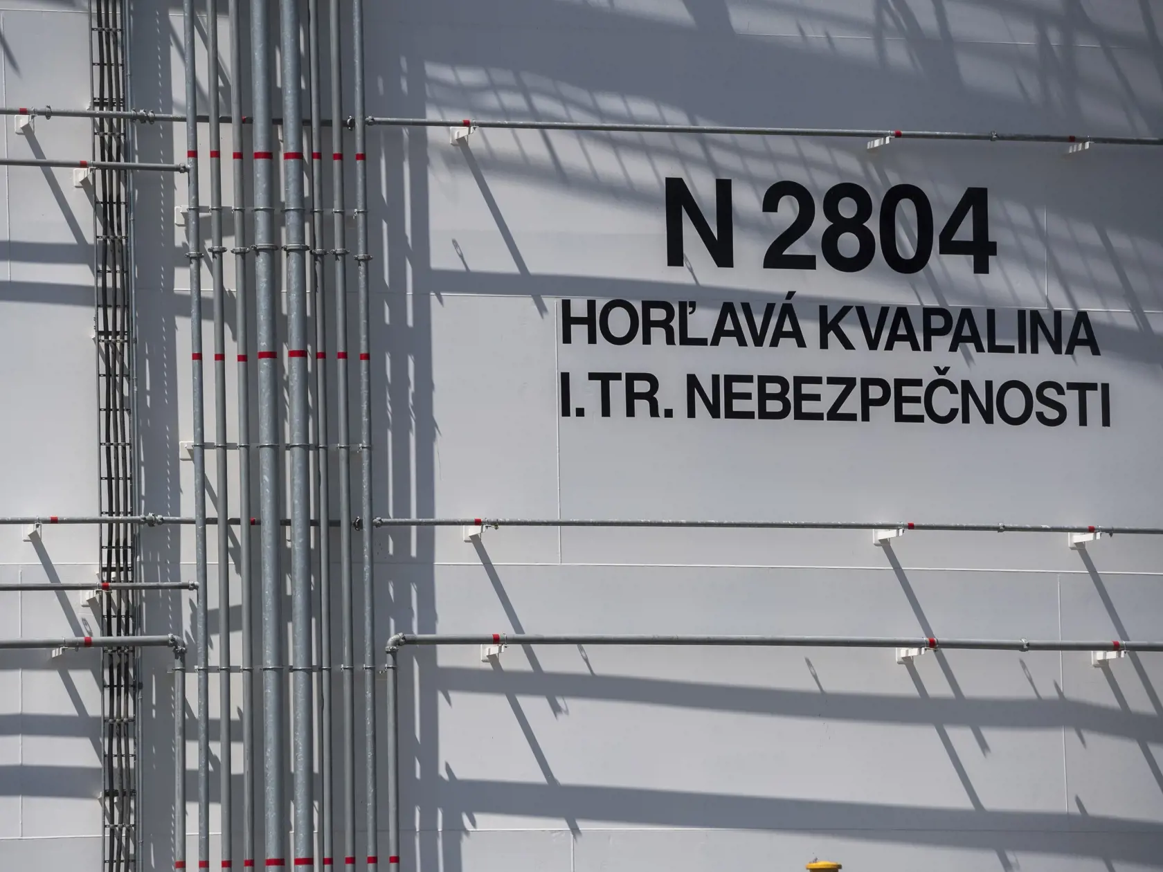 Na snímke logo na nádrži na ropu v rafinérii Slovnaft v Bratislave v stredu 1. júna 2022. FOTO TASR - Jaroslav Novák