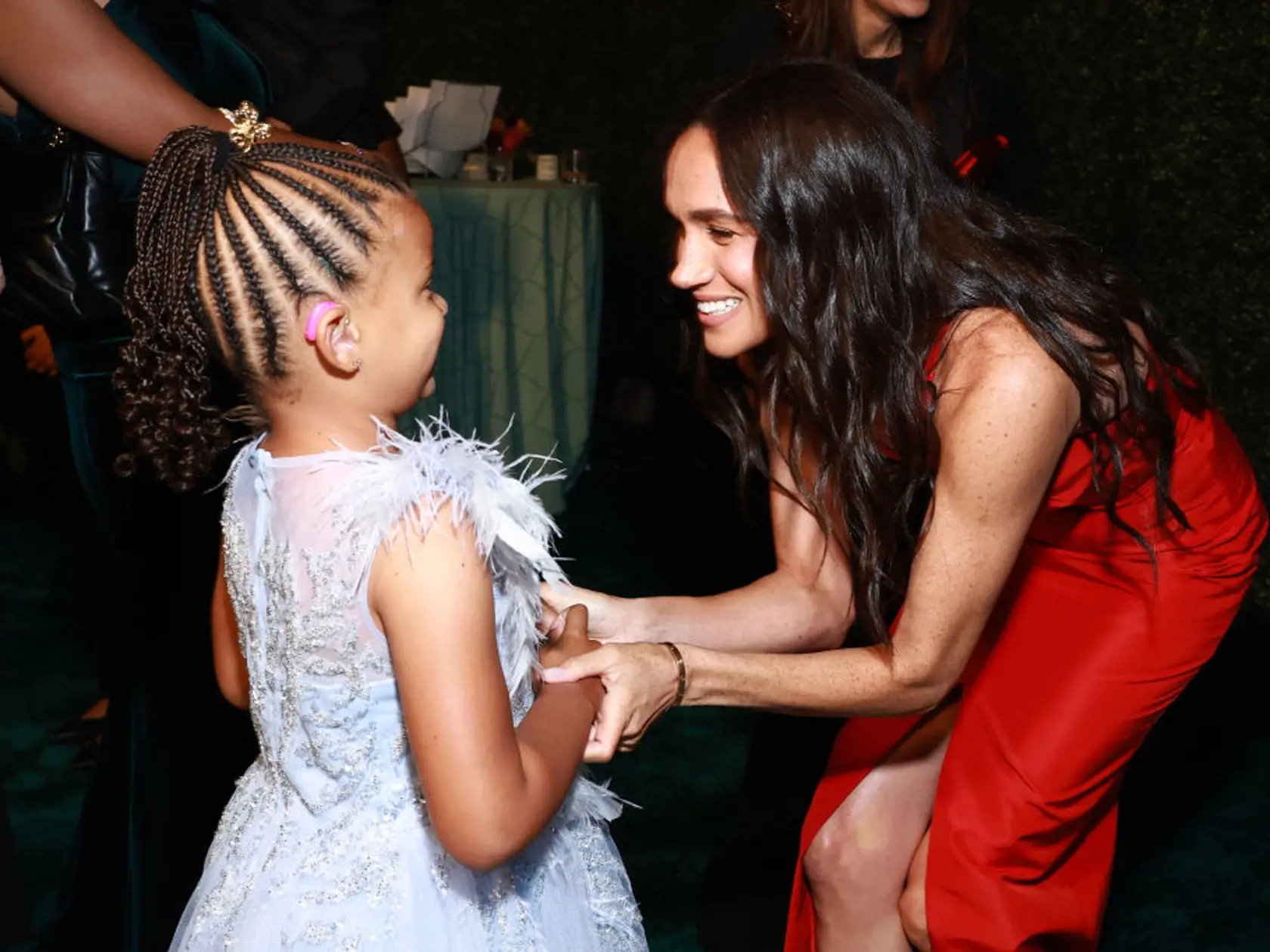 Meghan Markle počas galavečera pre detskú nemocnicu v Los Angeles nevyzerala, že by bez Harryho nejako trpela. Naopak, veľmi si svetlá reflektorov užívala. Žiarlila v červených šatách s mega dekoltom.