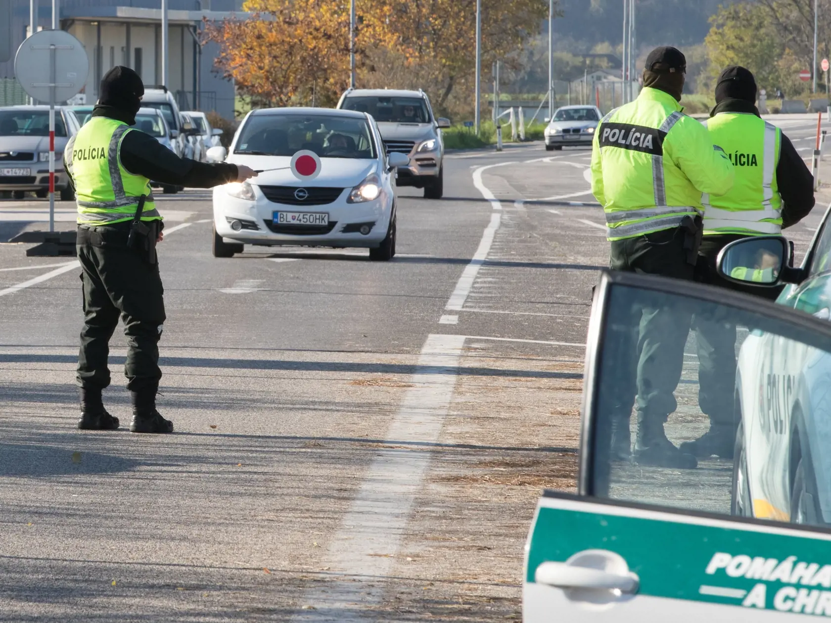 Na snímke je námatková kontrola na hraničnom priechode Berg.