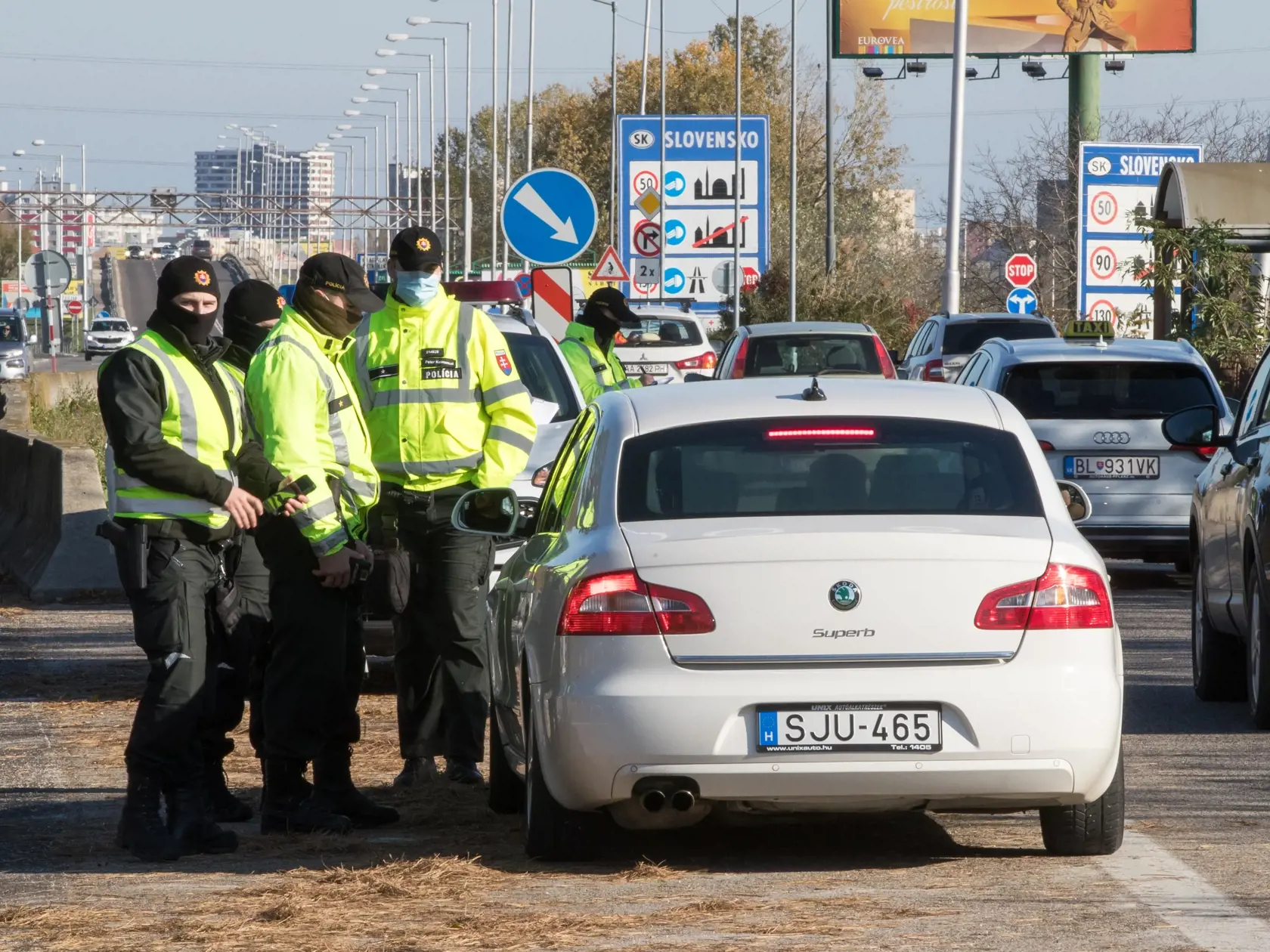 Na snímke je kontrola na hraničnom priechode Berg.